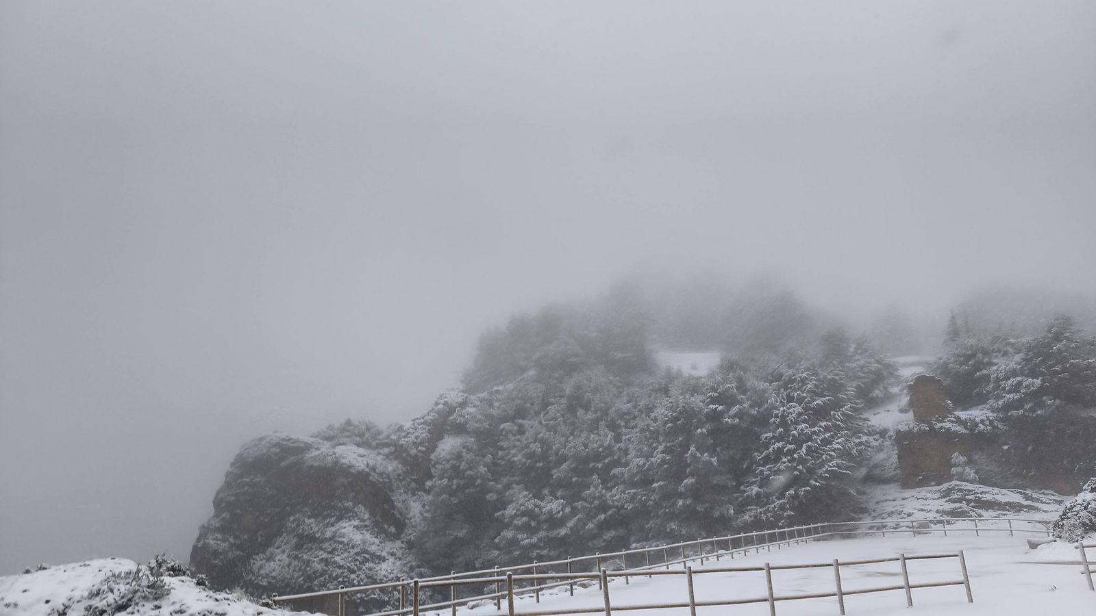 Postales de invierno: la nieve cubre Segura de la Sierra, el pueblo con el castillo más alto de Jaén, en imágenes