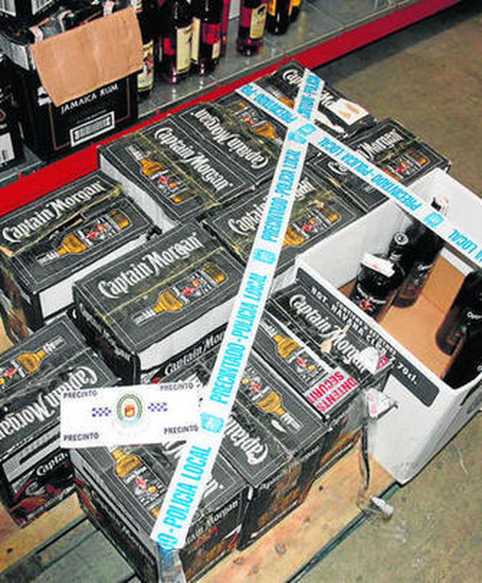 Las cajas de botellas con el precinto policial.