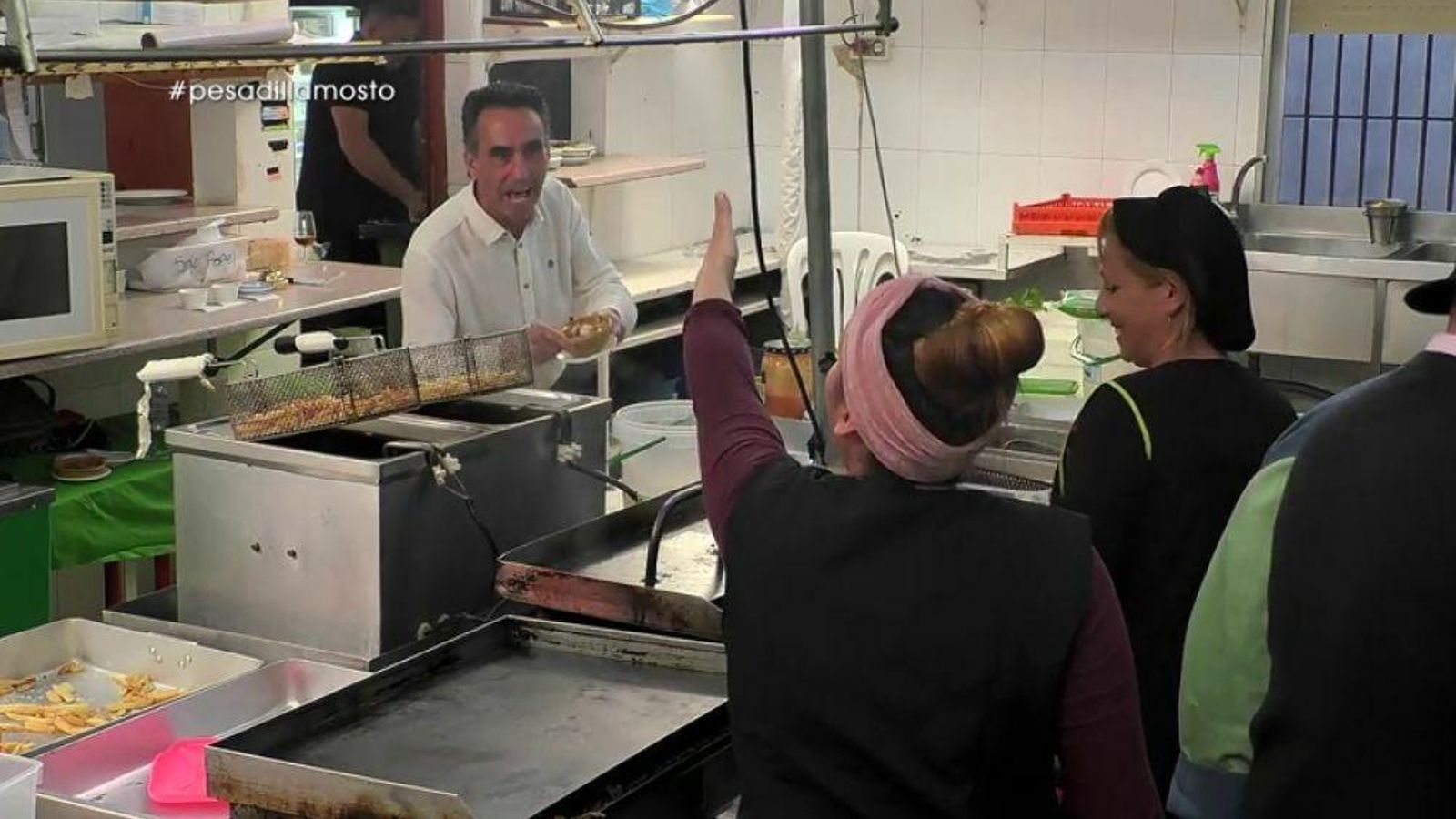 Una de las escenas del programa ‘Pesadilla en la cocina’ dedicado al Mosto Tejero, en la que se ve a Antonio Domínguez discutiendo con su compañera en la cocina. Una de las escenas del programa ‘Pesadilla en la cocina’ dedicado al Mosto Tejero, en la que se ve a Antonio Domínguez discutiendo con su compañera en la cocina.