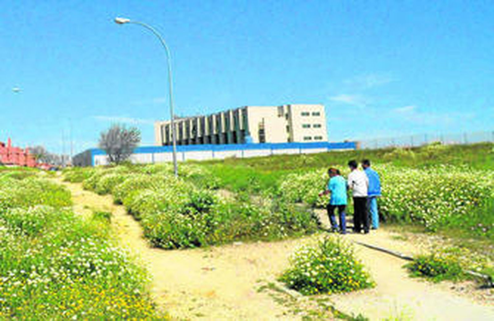 Una imagen del tramo de unos 200 metros que queda por urbanizar en San Juan.