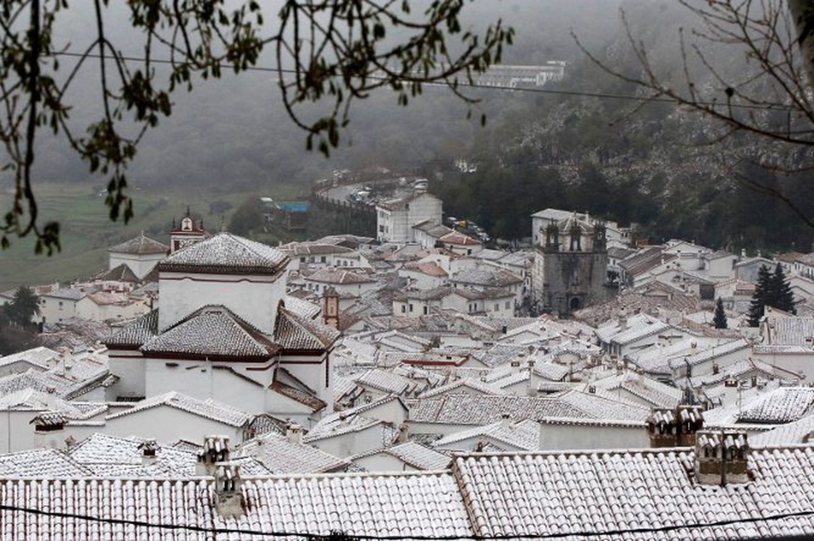 Imagen de archivo de una vista parcial de Grazalema cubierta de nieve.