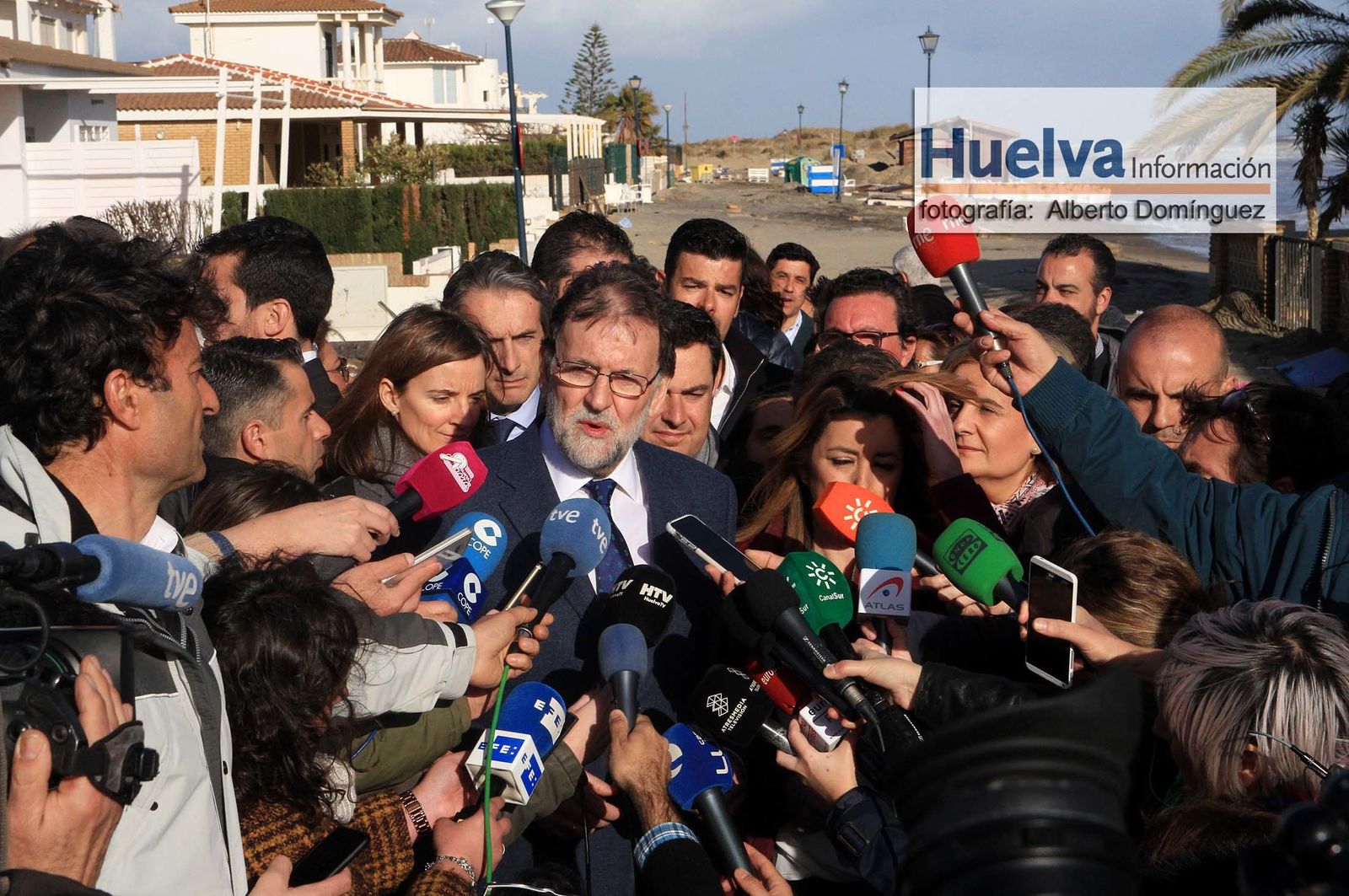 Imágenes de la visita de Rajoy y Susana Díaz a la playa de La Antilla
