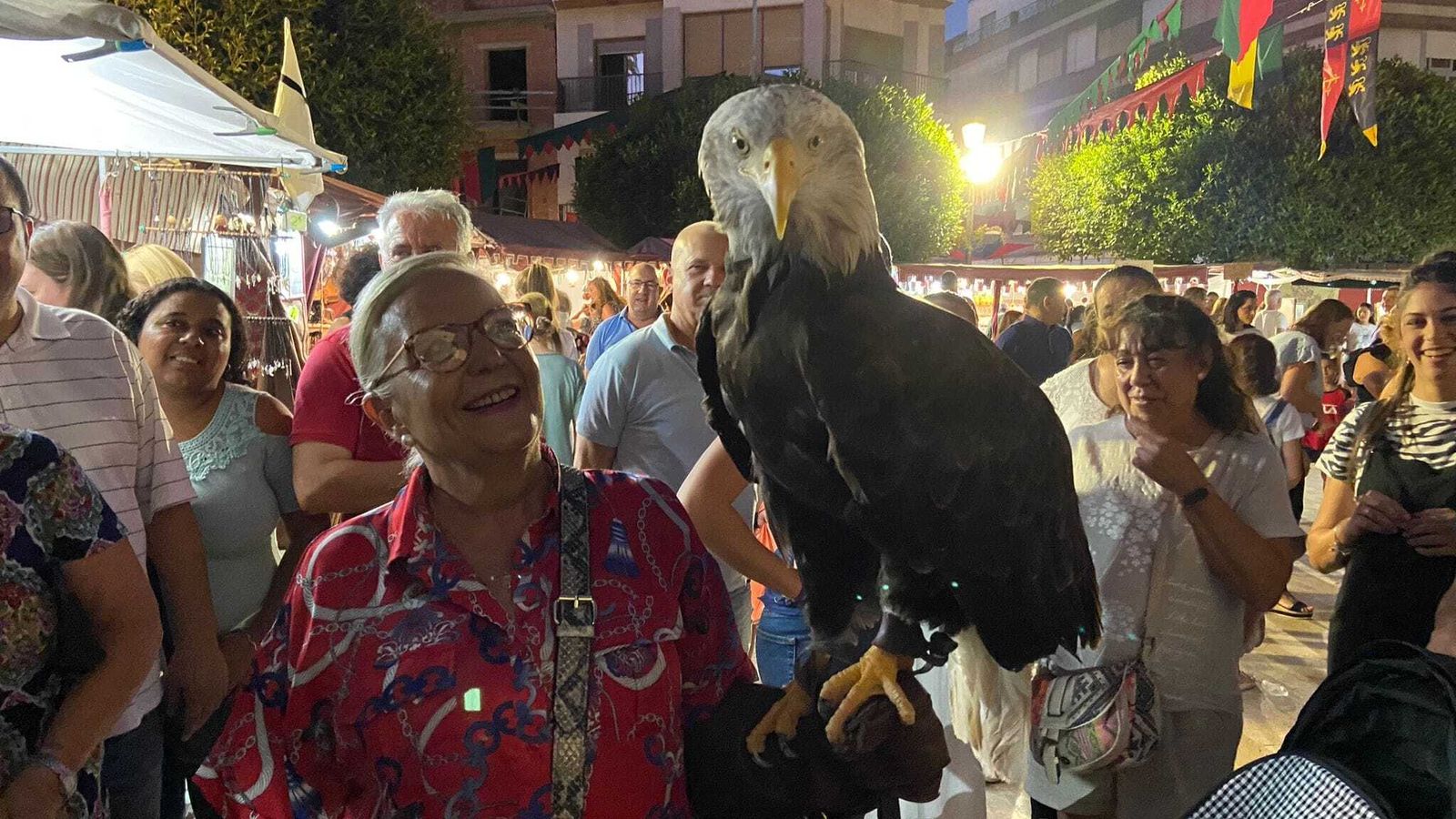 Una vecina posa con un águila en el Mercado Medieval.