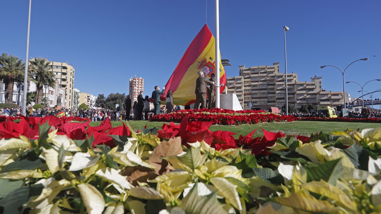 Fotos del izado de la bandera de España en La Línea