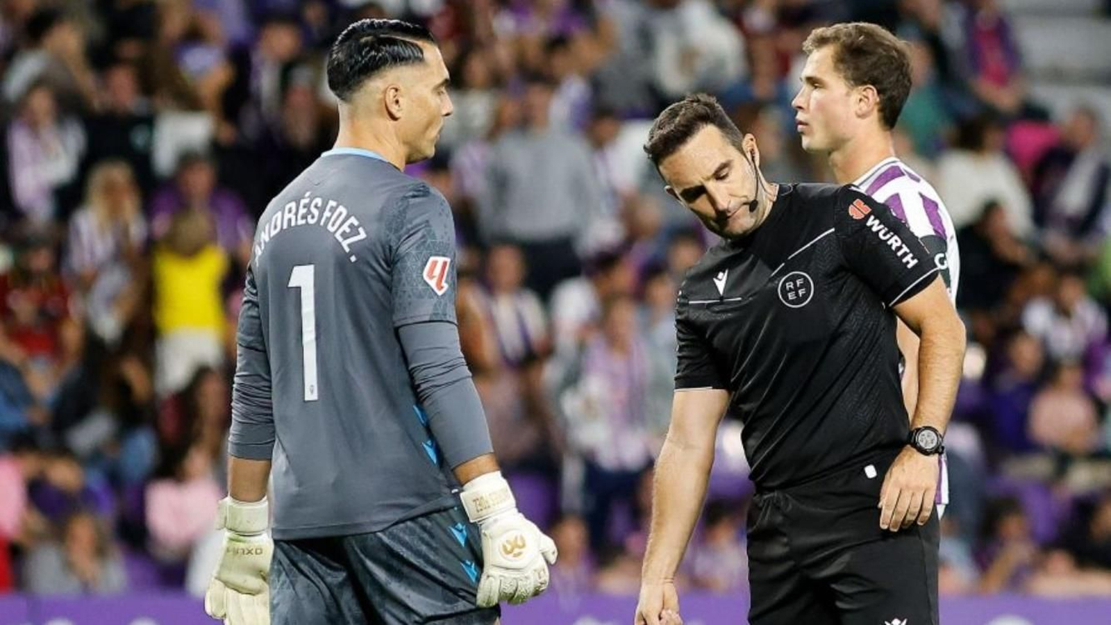 Dámaso Arcediano muestra el punto de penalti mientras Andrés Fernández busca explicaciones.