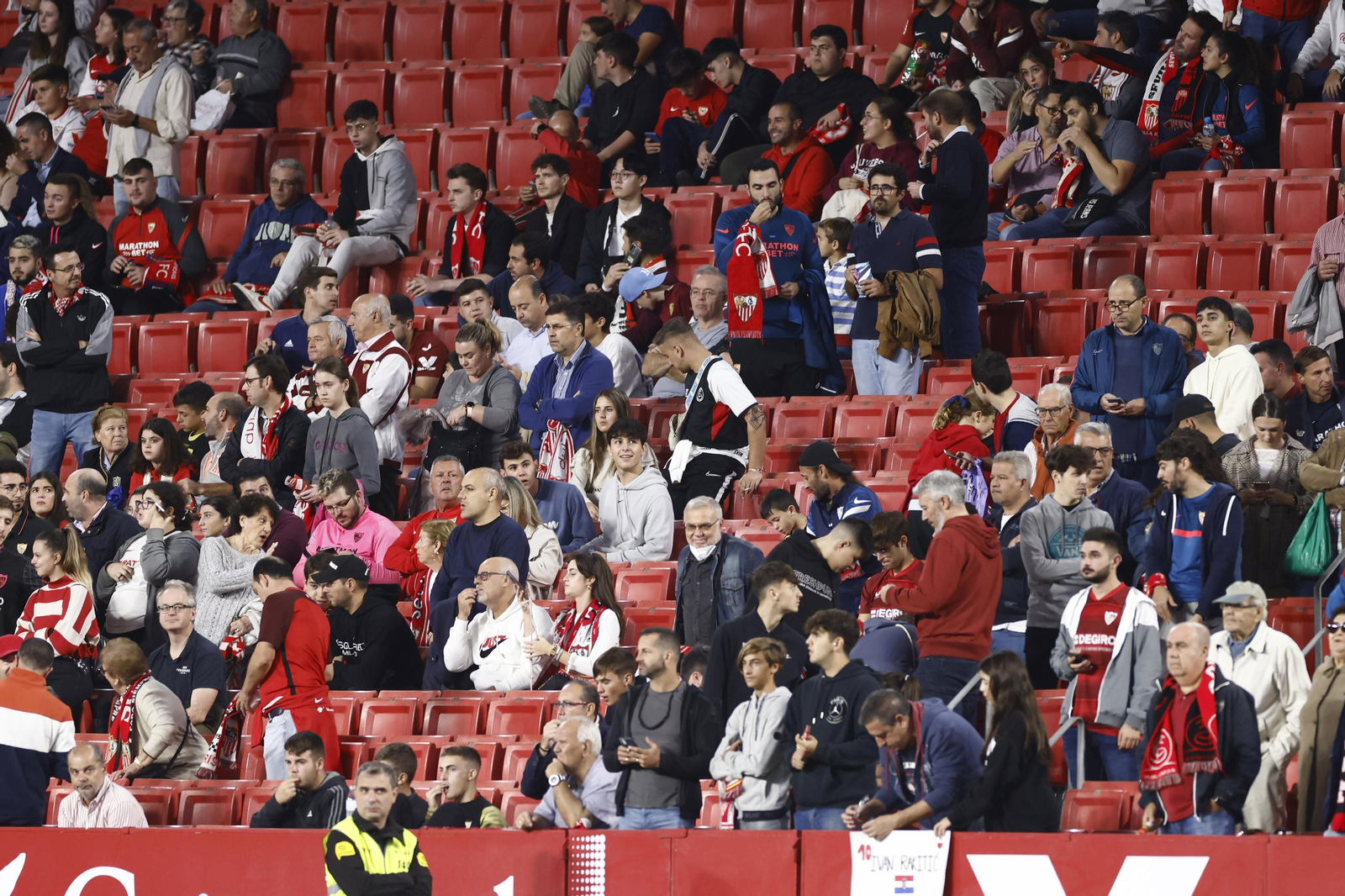 Búscate en las fotos del Sevilla FC-Real Sociedad