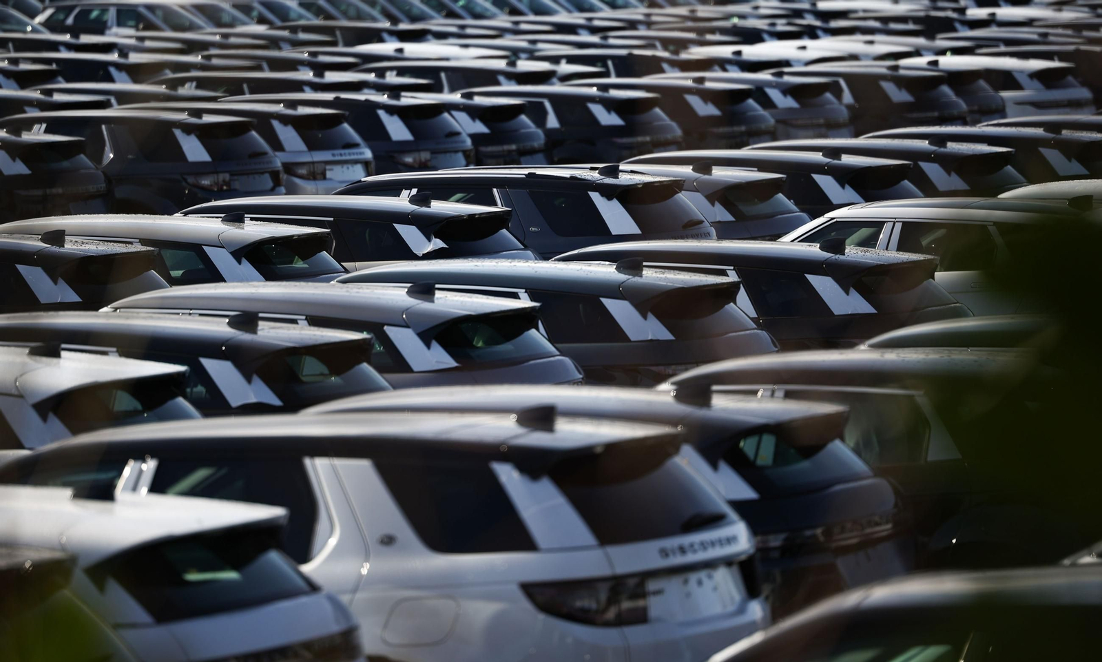 Aparcamiento de coches en una de las fábricas de Jaguar Land Rover en Reino Unido
