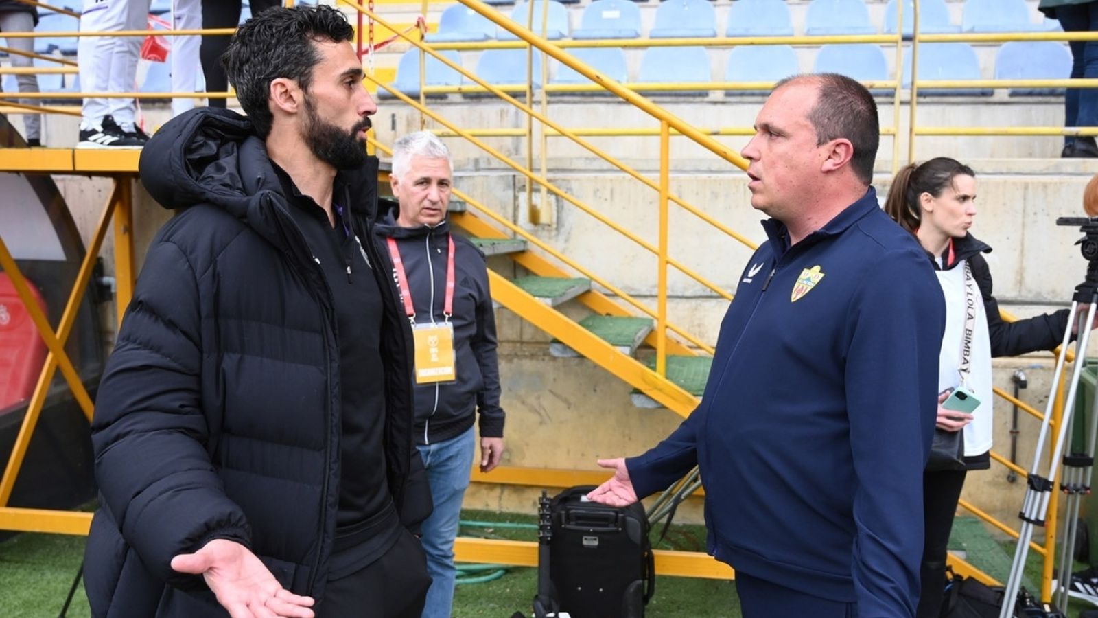Álvaro Arbeloa y Alberto Lasarte discuten antes de la final de la Copa del Rey juvenil de 2023.