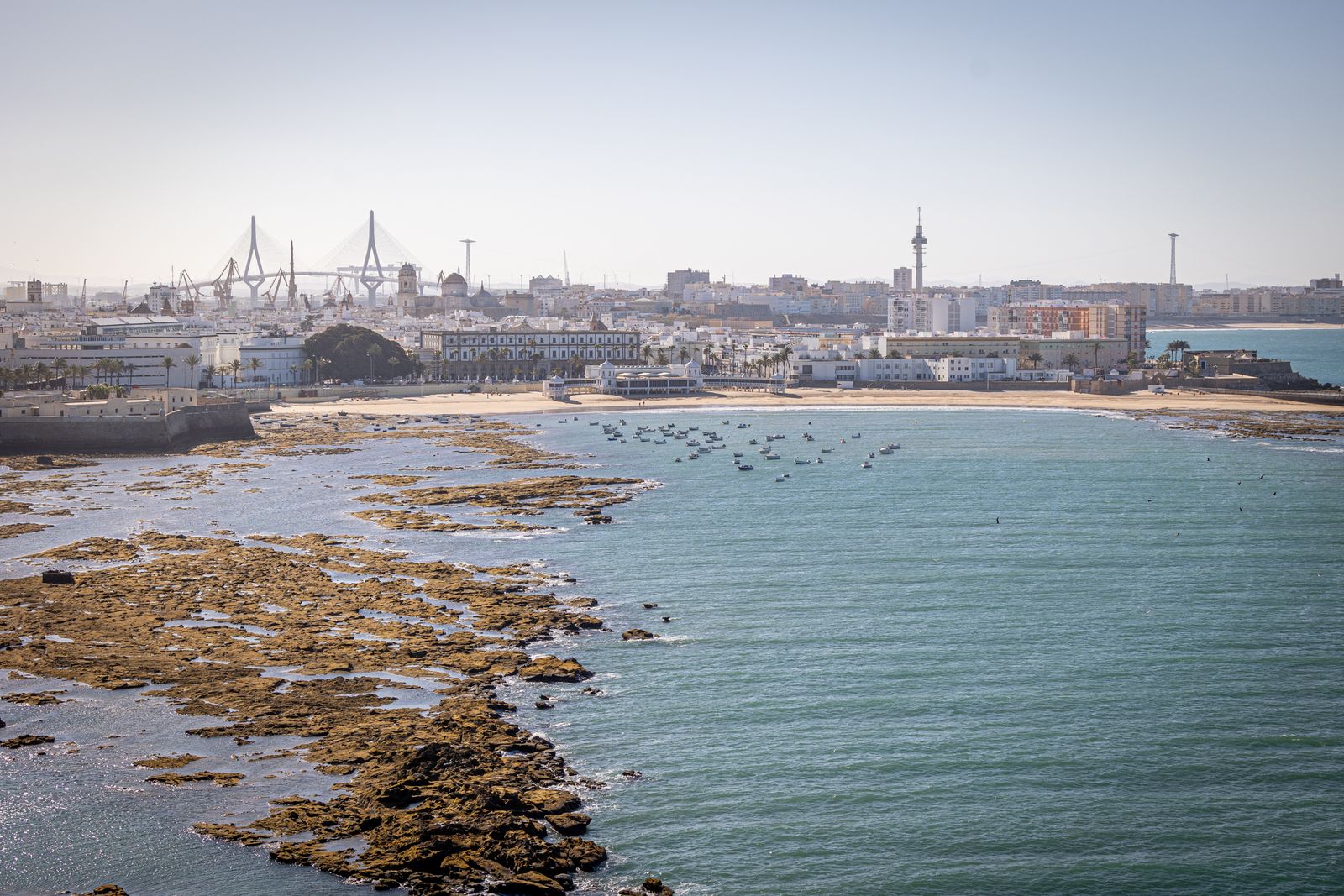 Imágenes del vuelo de despedida de los 'Sea King'  de la Quinta Escuadrilla de la FLOAN de la Armada por la Bahía de Cádiz