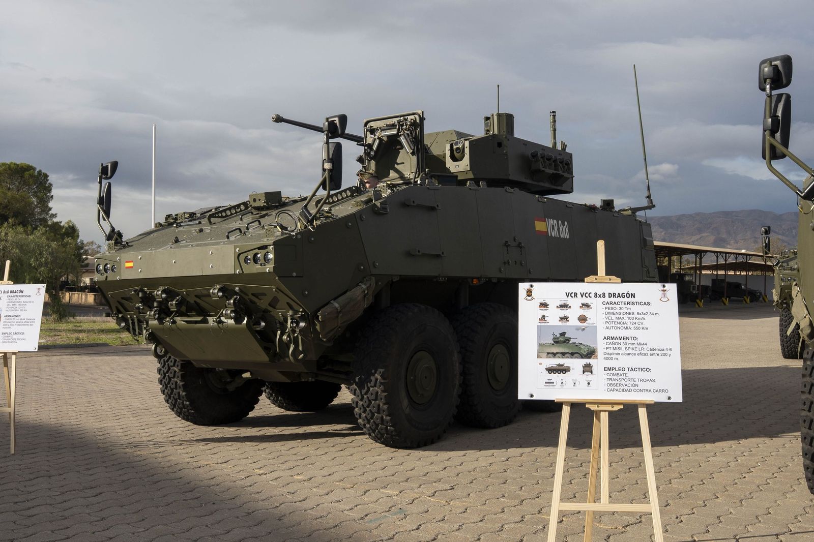 Margarita Robles entrega en Viator los primeros vehículos 8x8 ‘Dragón’ al Ejército de Tierra