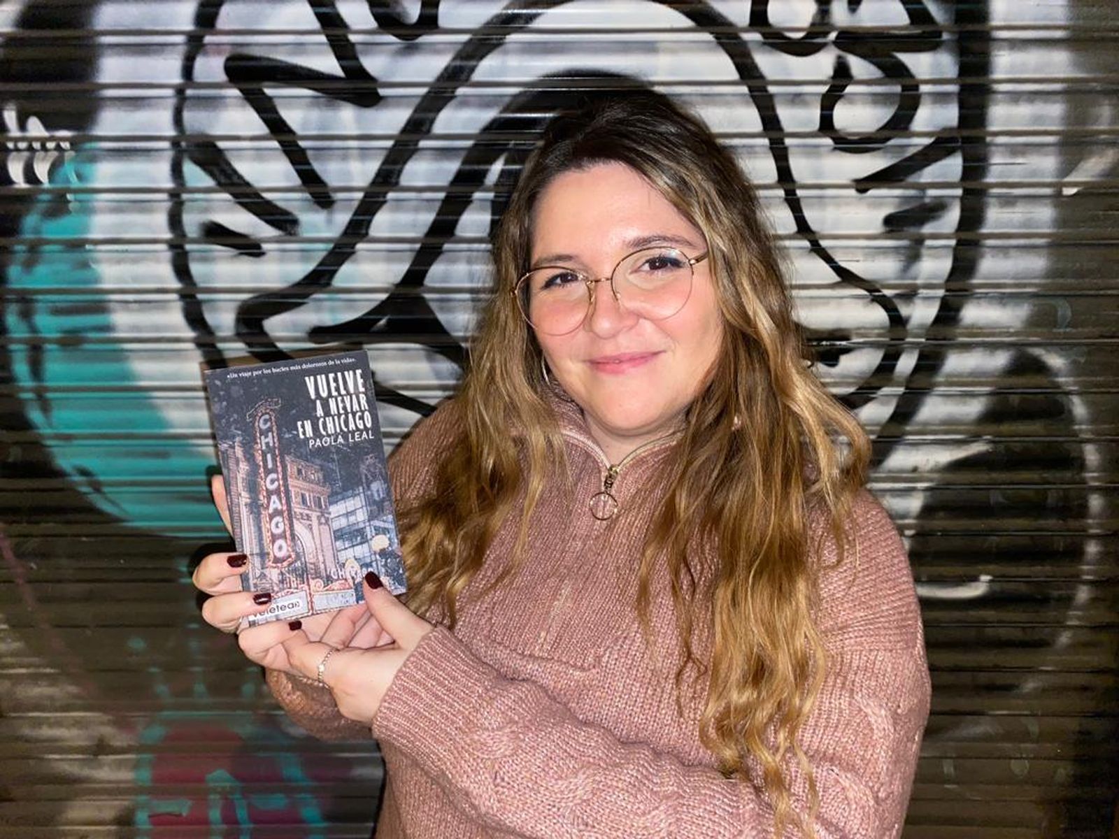 Paola López, con su libro entre las manos