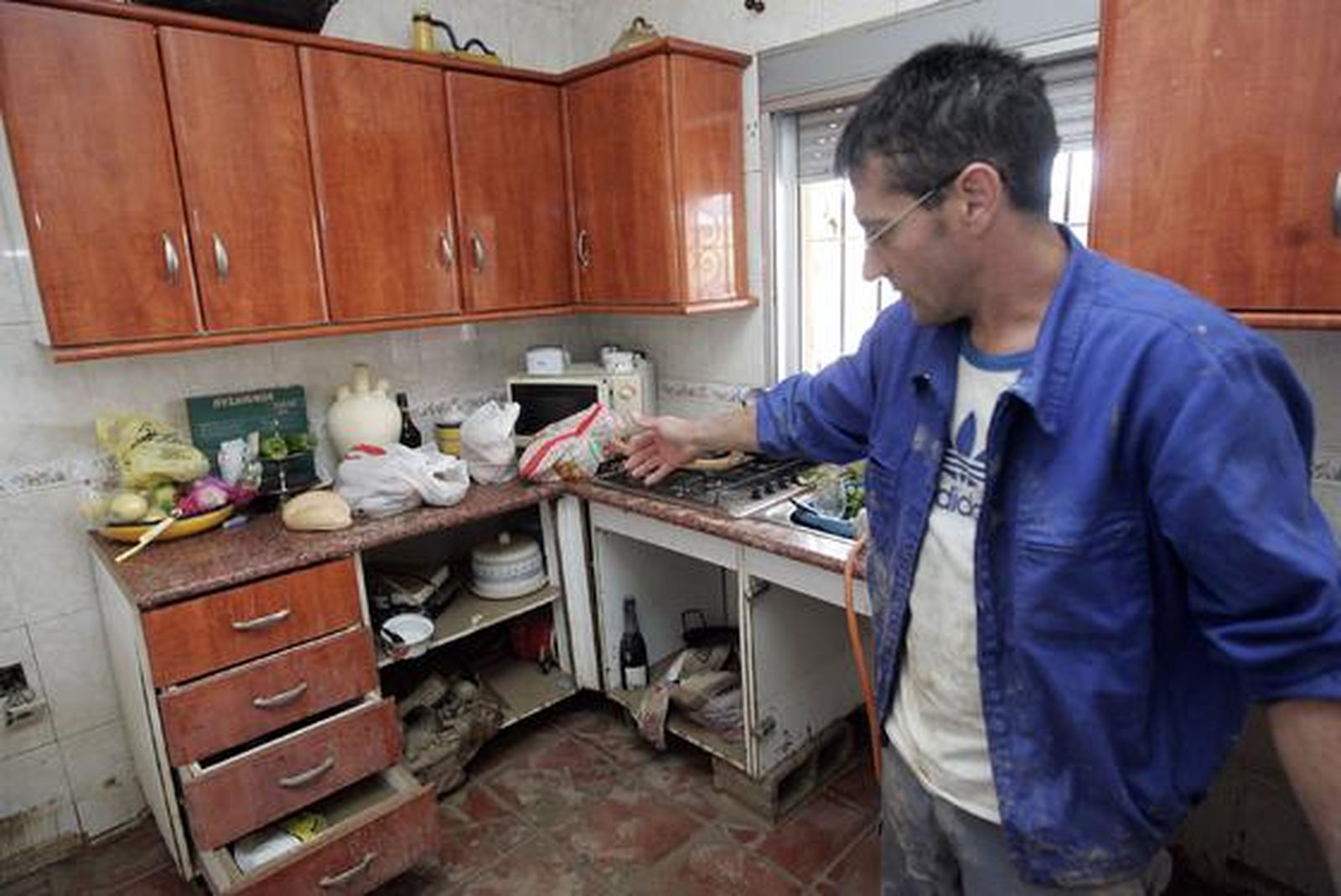 Los afectados por las inundaciones realizan trabajos de limpieza de agua y lodo acumulado.

Foto: Óscar Barrionuevo