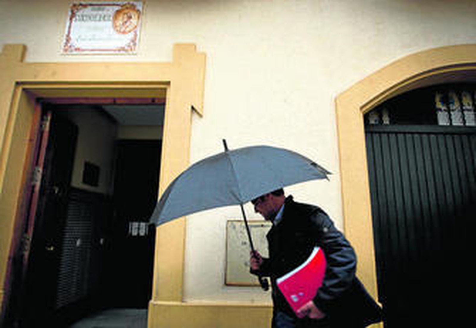 Fachada del edificio de la antigua calle Comedias donde se encuentra el albergue Federico Ozanam.