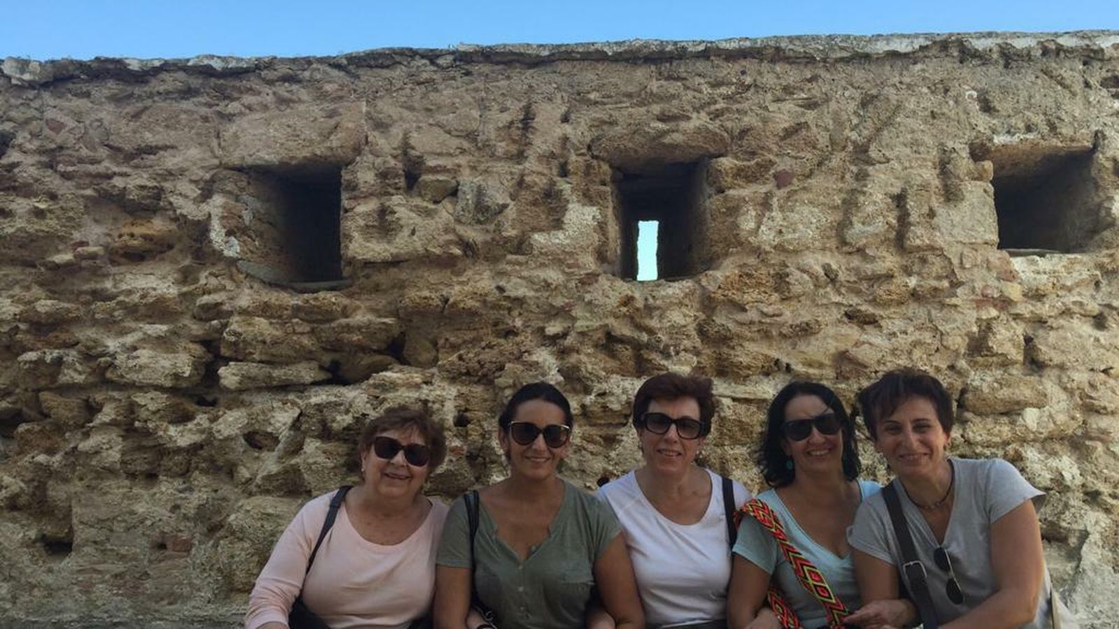 Con su madre y hermanas