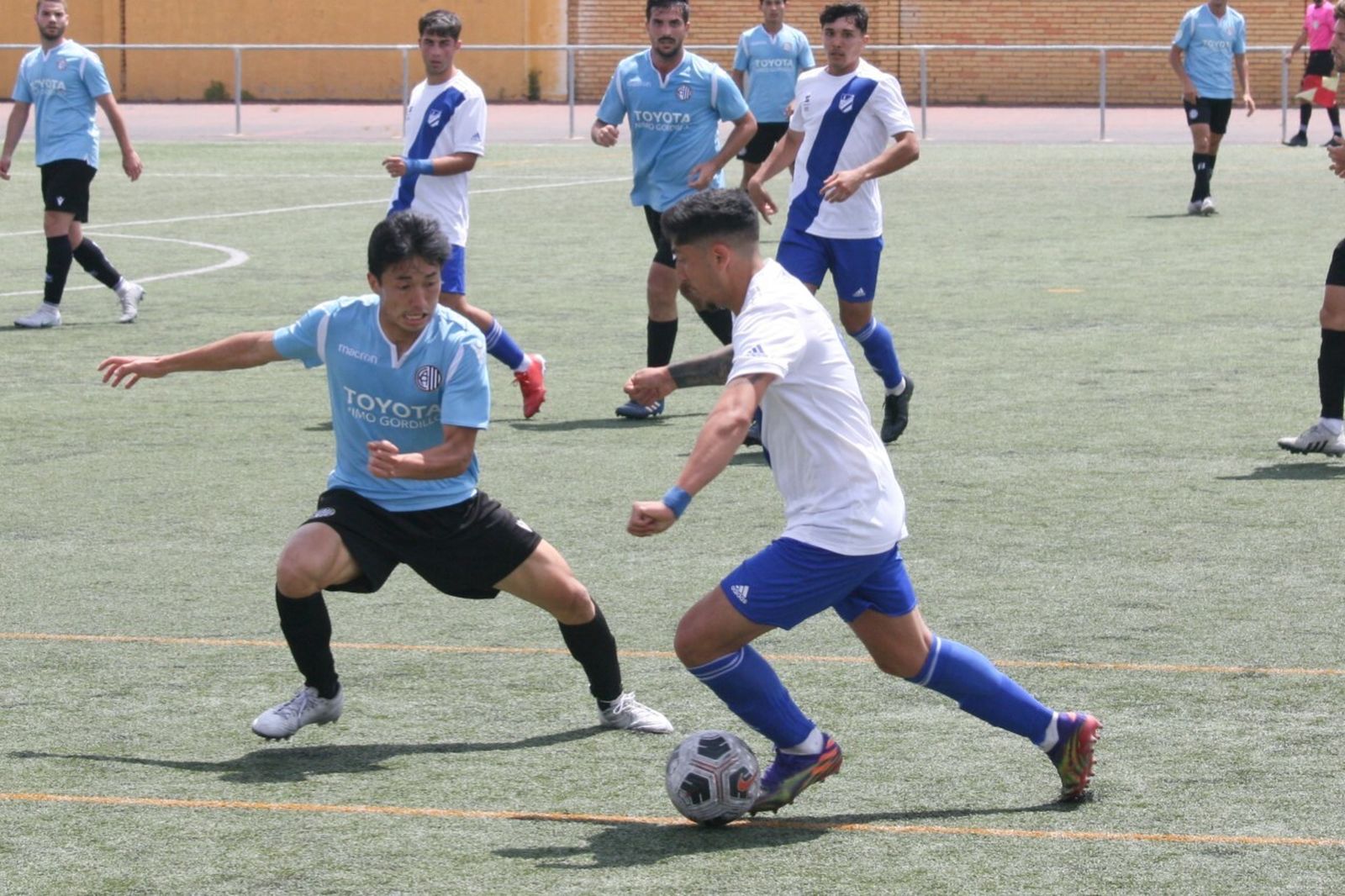 Un lance del encuentro entre el Atlético Onubense y el Atlético Central.