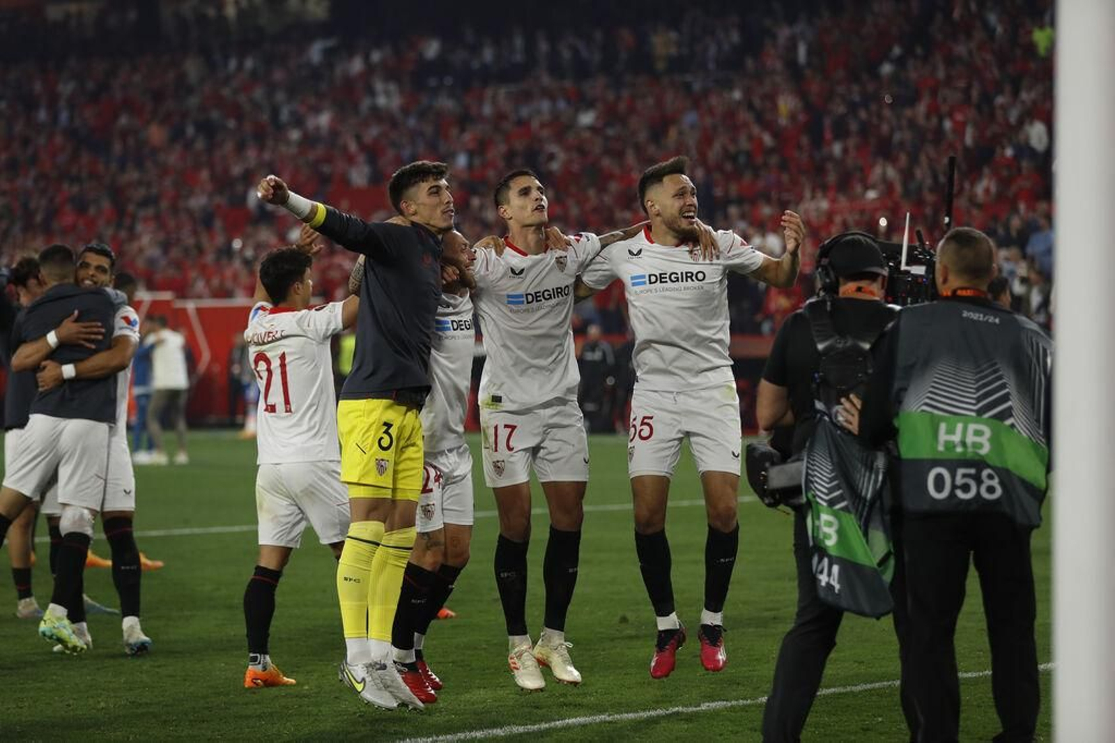 Matías Árbol, Lamela y Ocampos saltan ante la grada de Gol Norte tras eliminar a la Juventus. Matías Árbol, Lamela y Ocampos saltan ante la grada de Gol Norte tras eliminar a la Juventus.