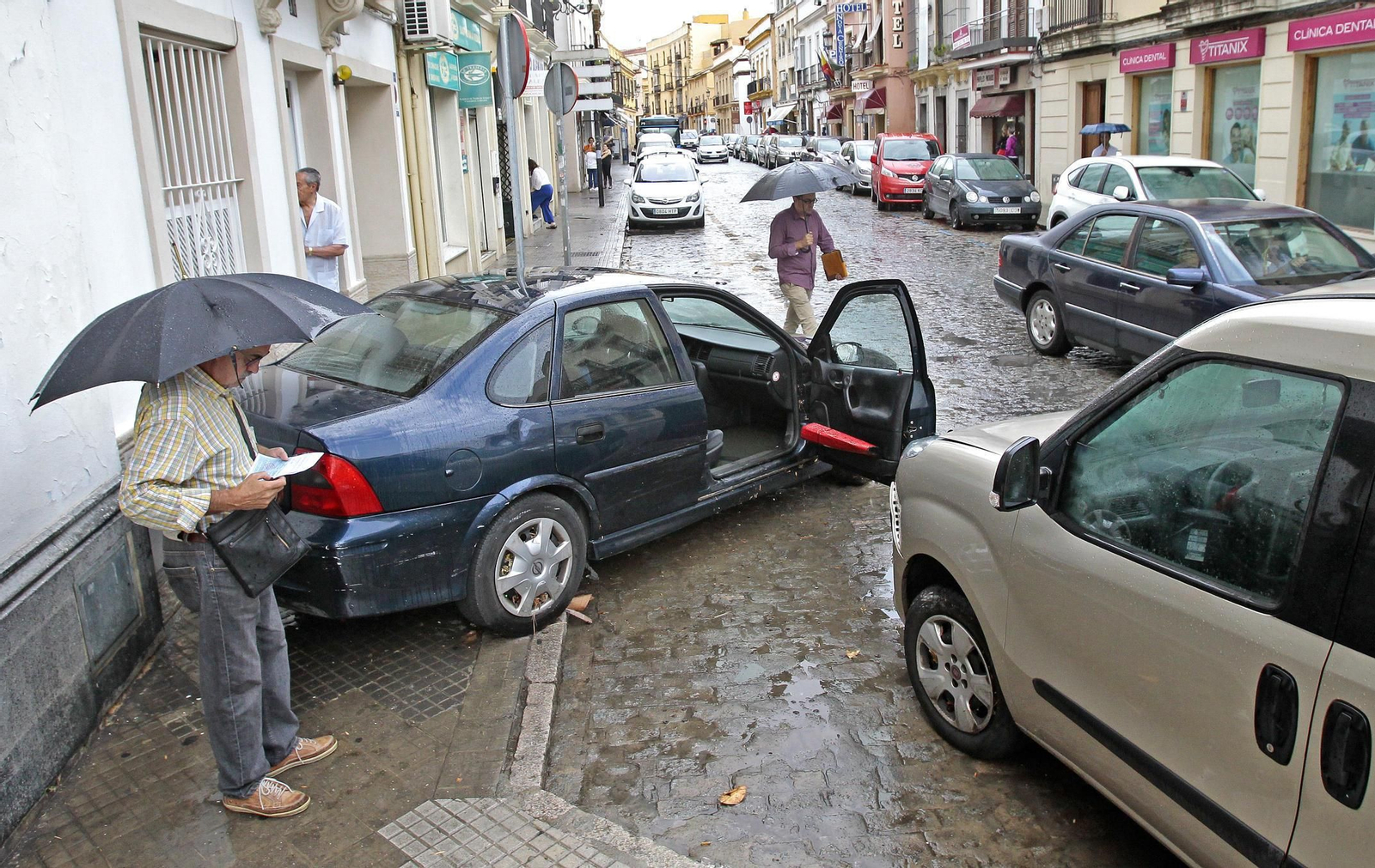Varios de los coches desplazados en calle Arcos con motivo de las riadas.