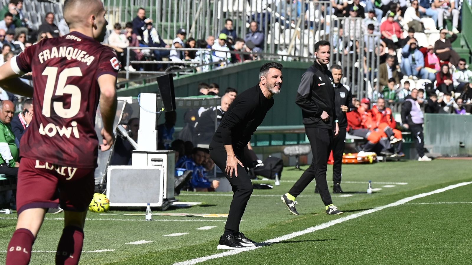 Iván Ania da órdenes a sus jugadores durante un lance del partido.