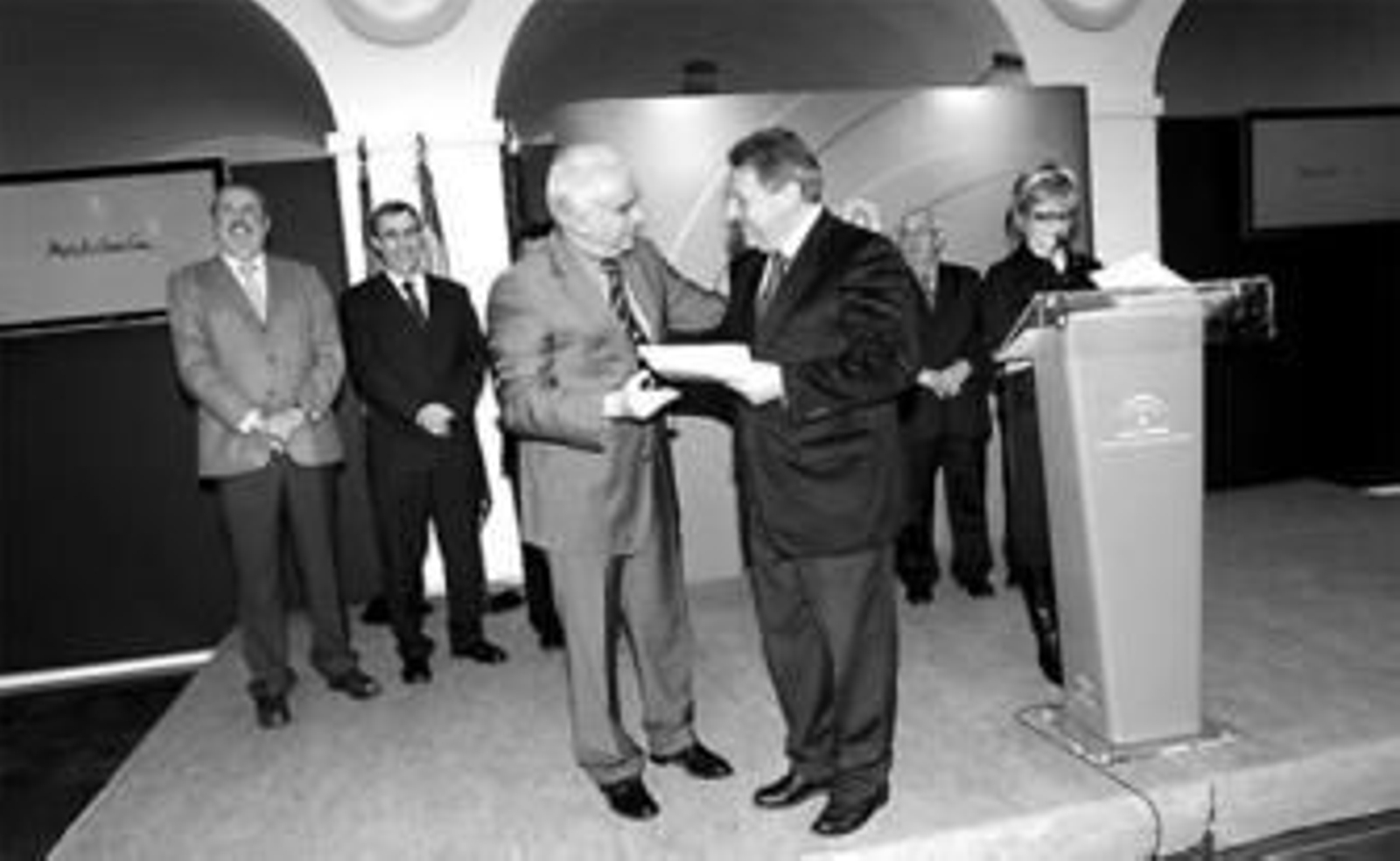 El consejero Luciano Alonso, ayer, entregando a un hotelero una de las ayudas. El consejero Luciano Alonso, ayer, entregando a un hotelero una de las ayudas.