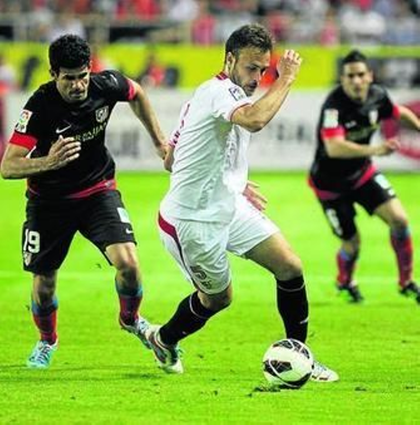 Cala trata de avanzar con el balón ante Diego Costa.