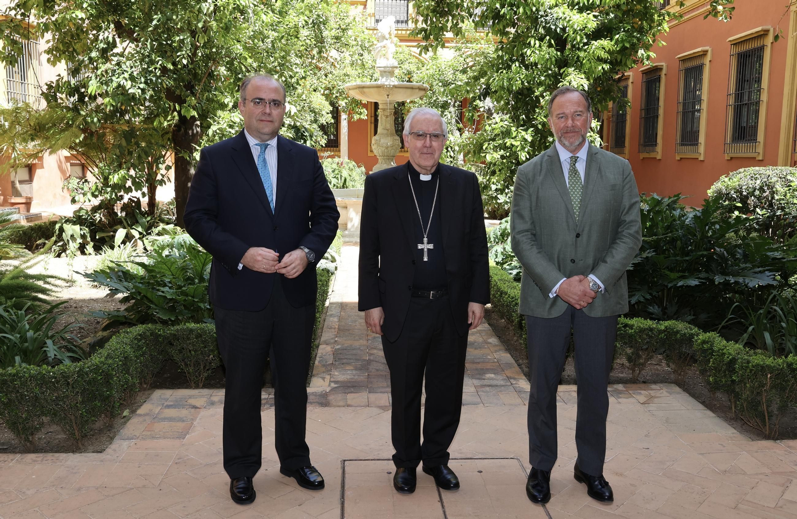 El arzobispo de Sevilla, flaqueado por Carlos Navarro Antolín y José Luis García-Palacios.