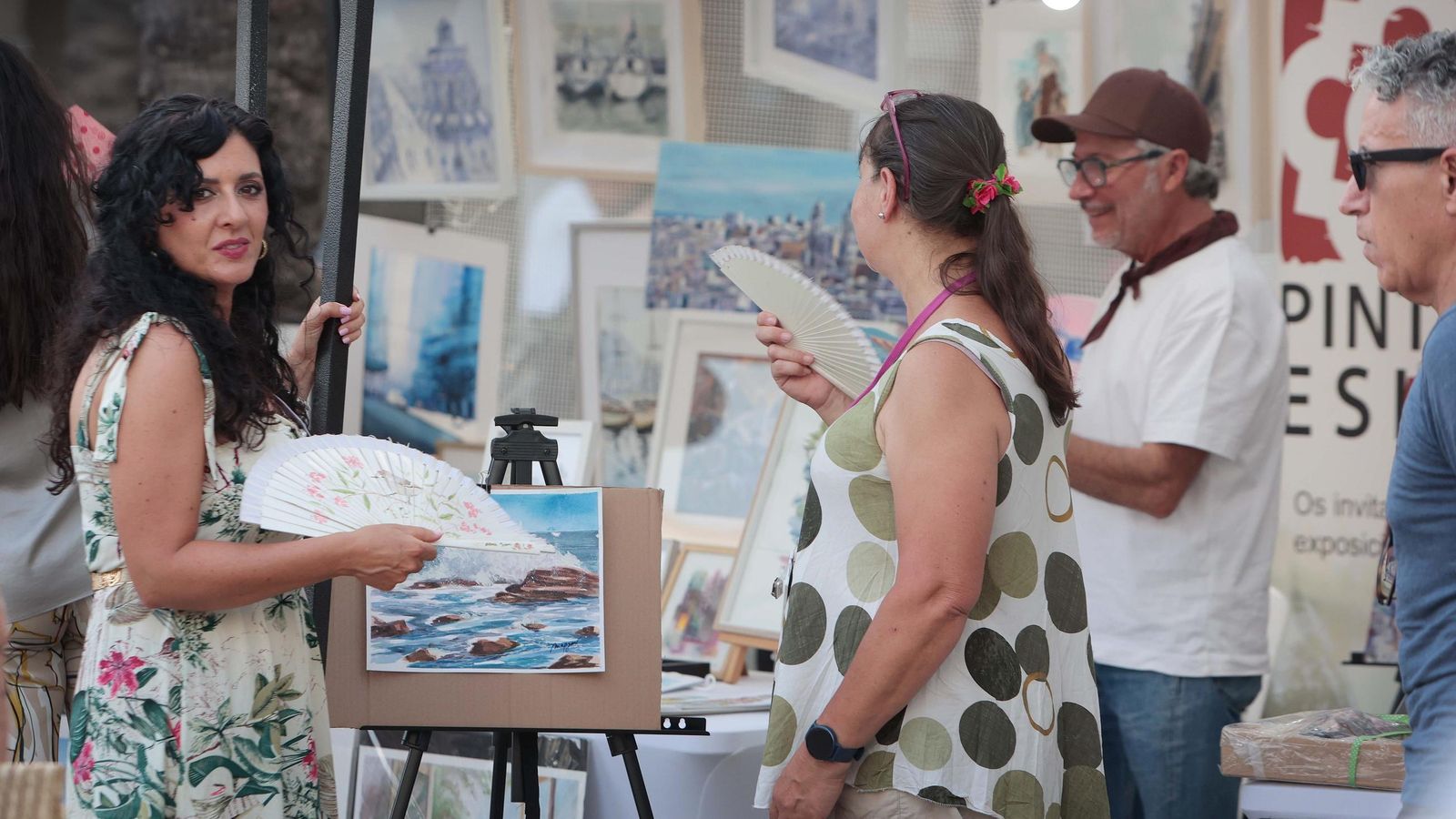 Uno de los puestos, ayer en la plaza del Arenal.