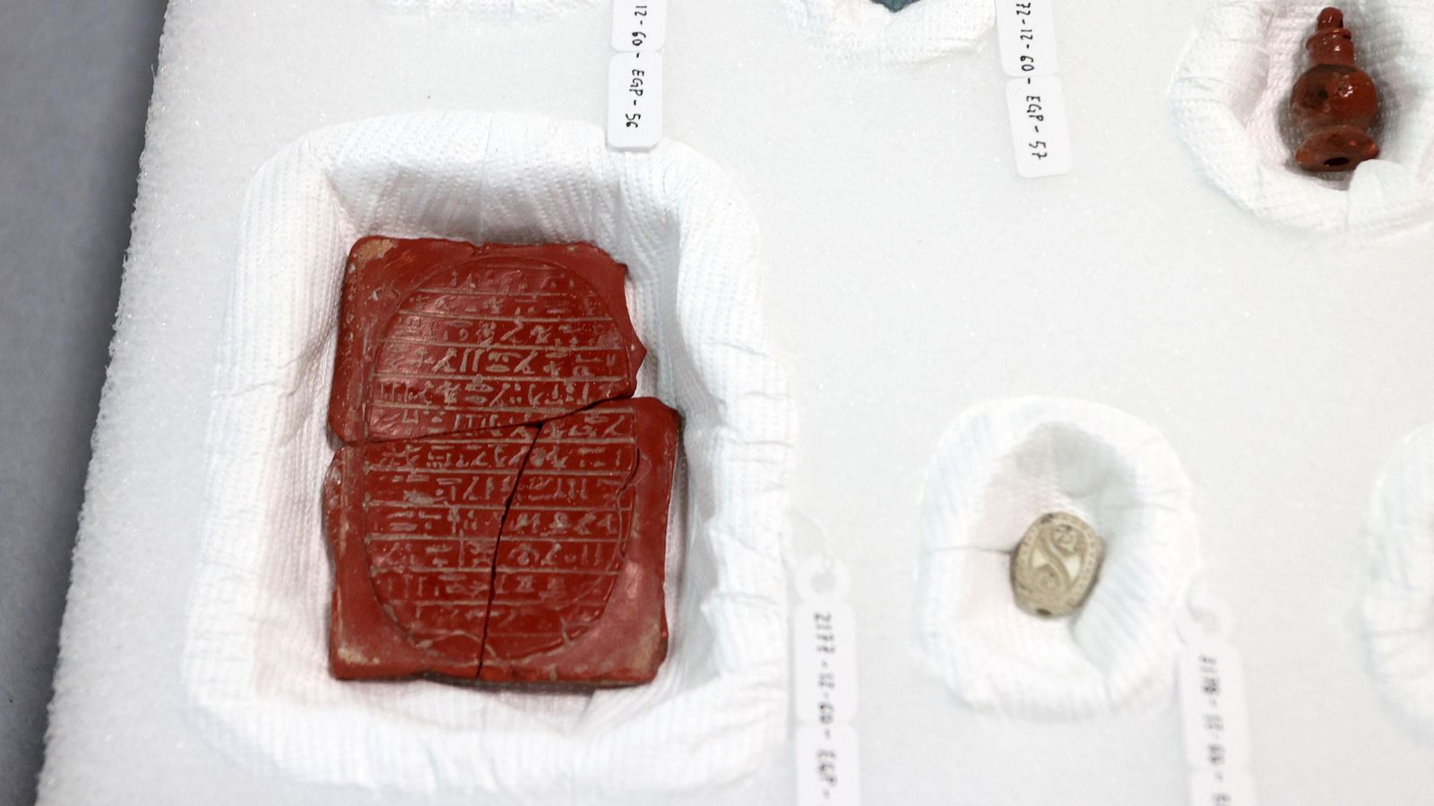 Escarabeo de corazón con un texto del 'Libro de los Muertos'.