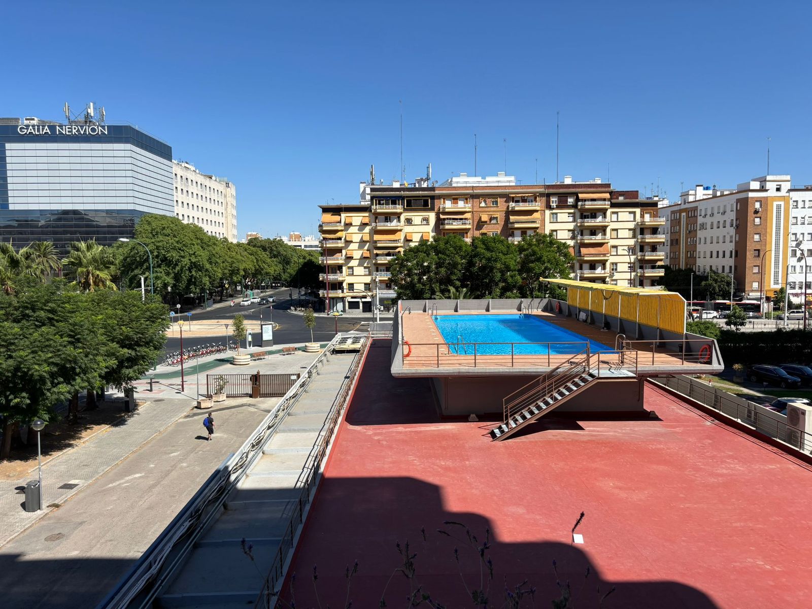 Una piscina en un edificio del barrio de Nervión.