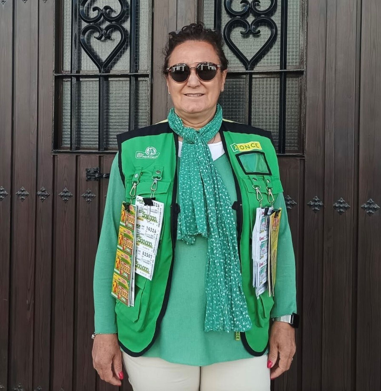 Isabel Muñoz vende en la carretera Utrera-Los Palacios, donde ha repartido 280.000 euros con siete cupones premiados con 40.000 euros a las cinco cifras.