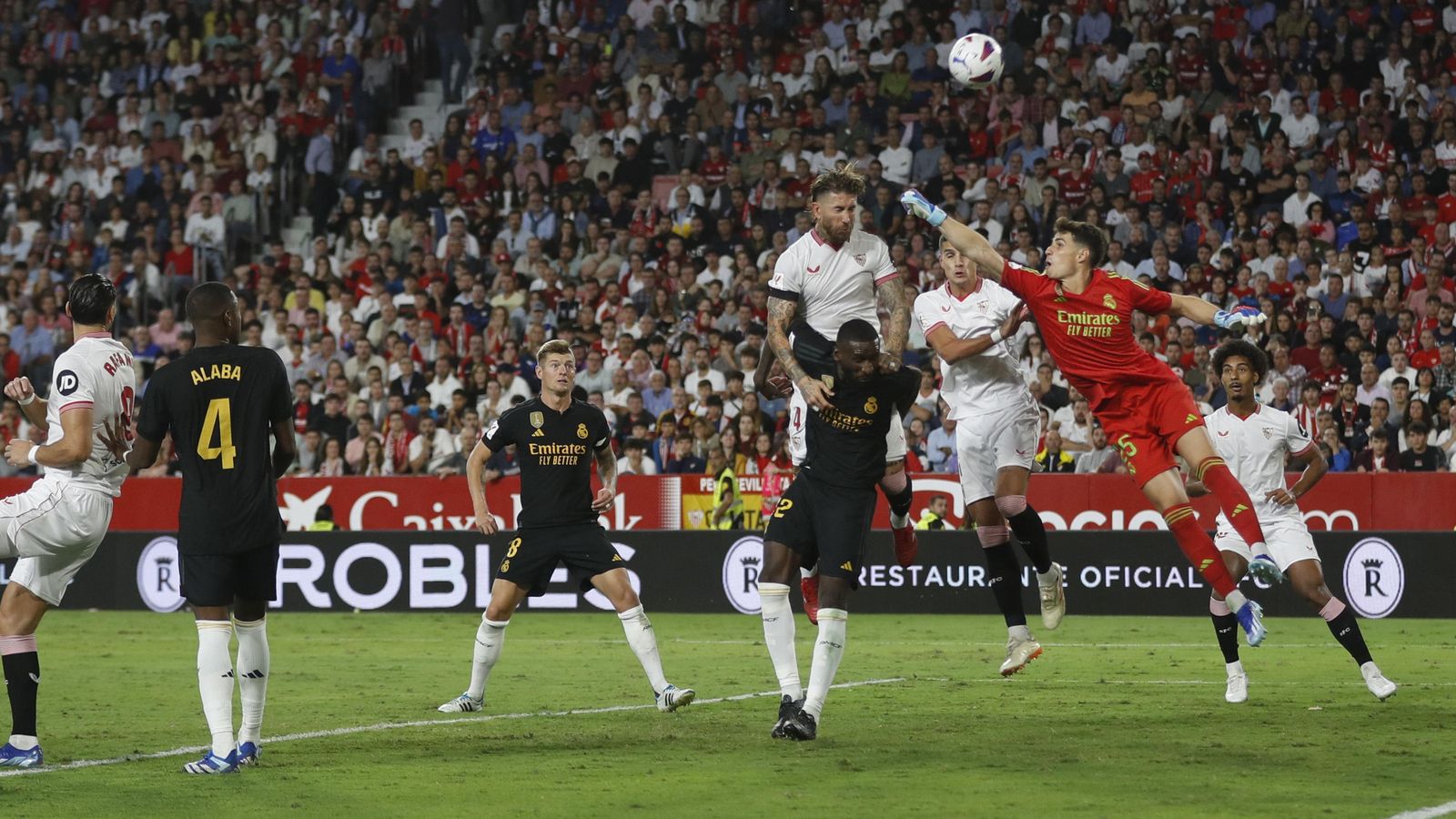 Sergio Ramos remata de cabeza la falta del minuto 94 que se le fue fuera.