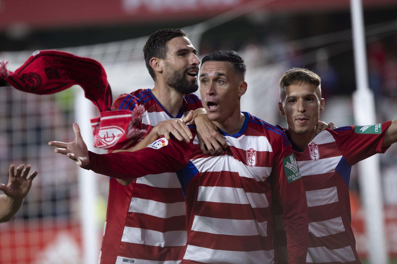 Antonio Puertas y Bryan Zaragoza celebran junto a José Callejón su gol.