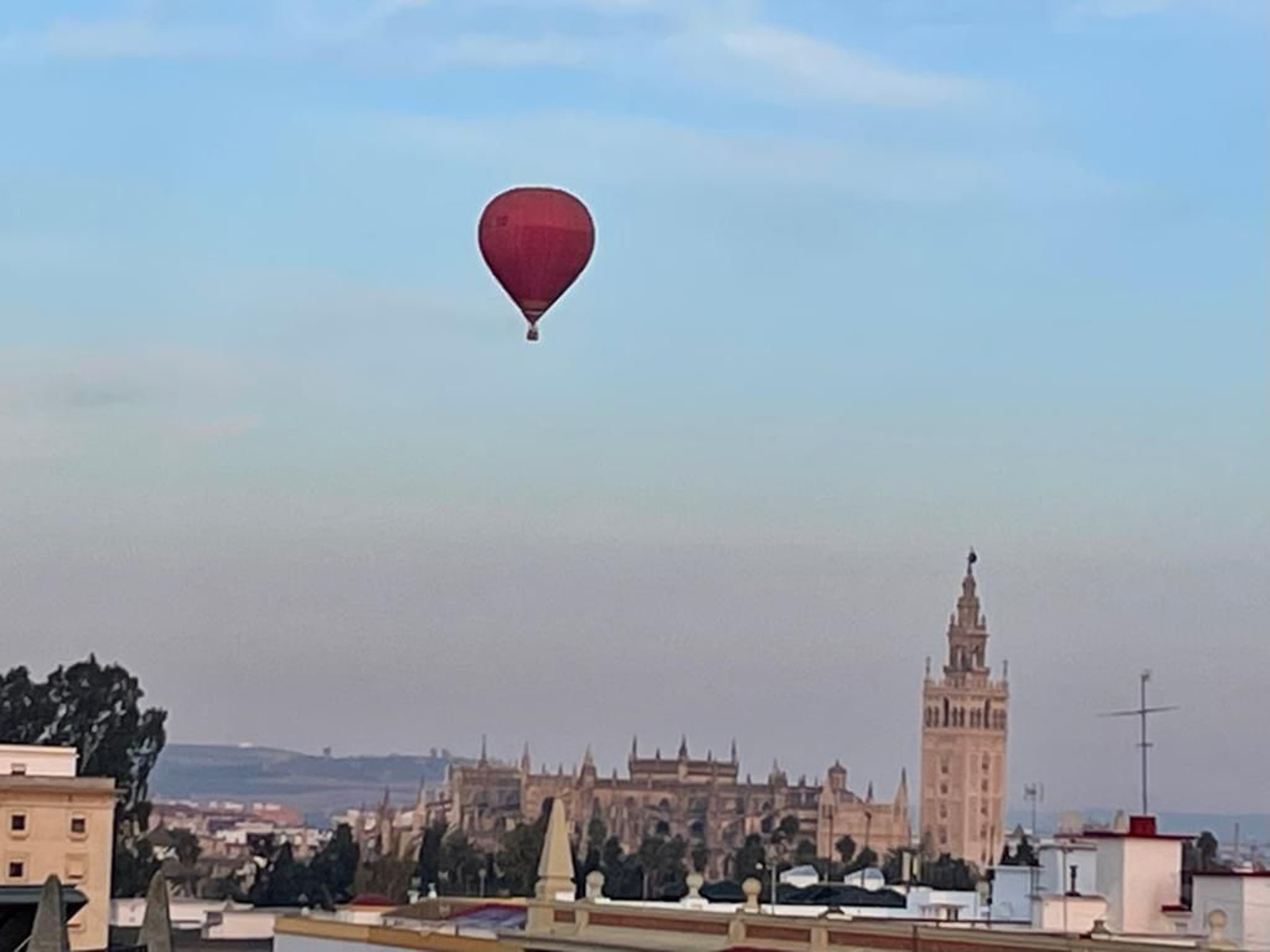 Fotos del vuelo de los Reyes Magos sobre Sevilla