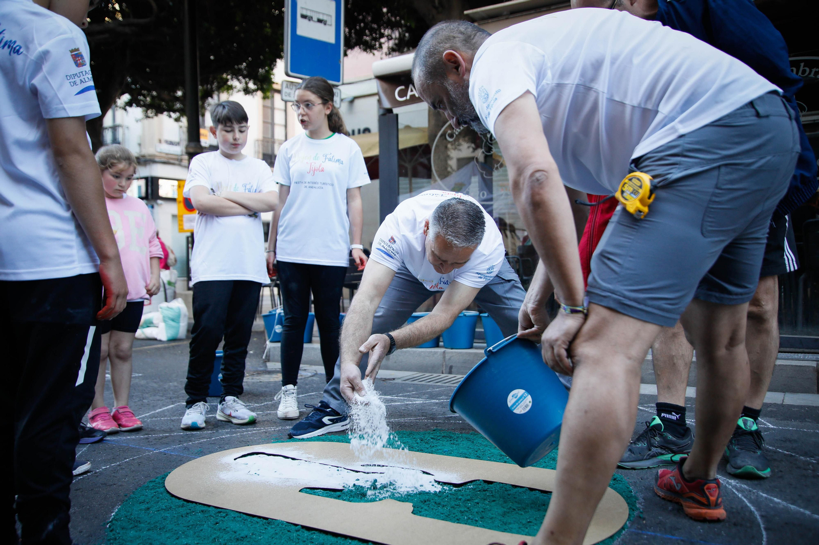 Así es la alfombra de serrín de 60 metros en el Paseo de Almería, en imágenes.