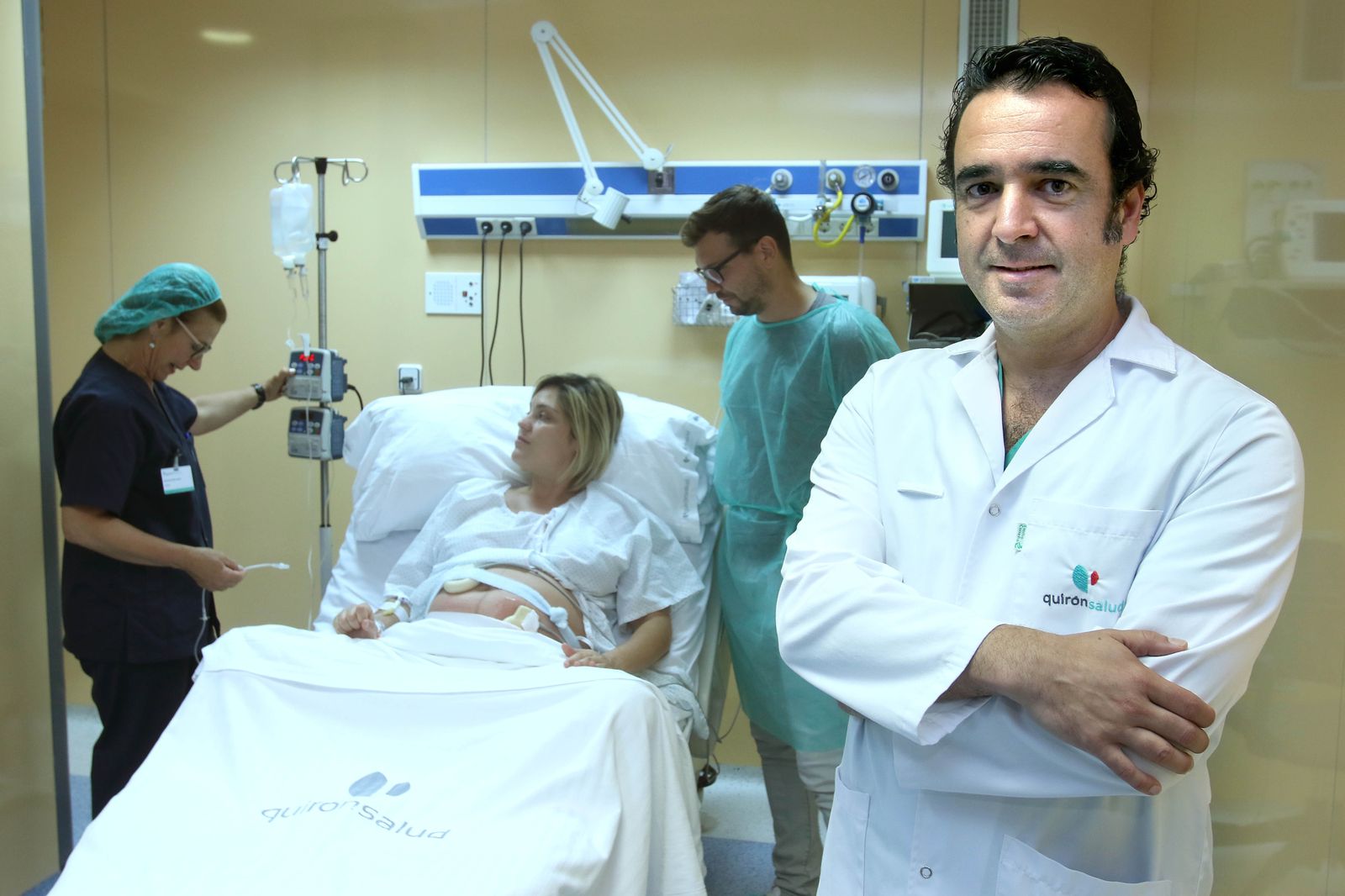 El doctor Adolfo López y la matrona Mercedes Romero (al fondo), atendiendo a una paciente en el área de paritorios.