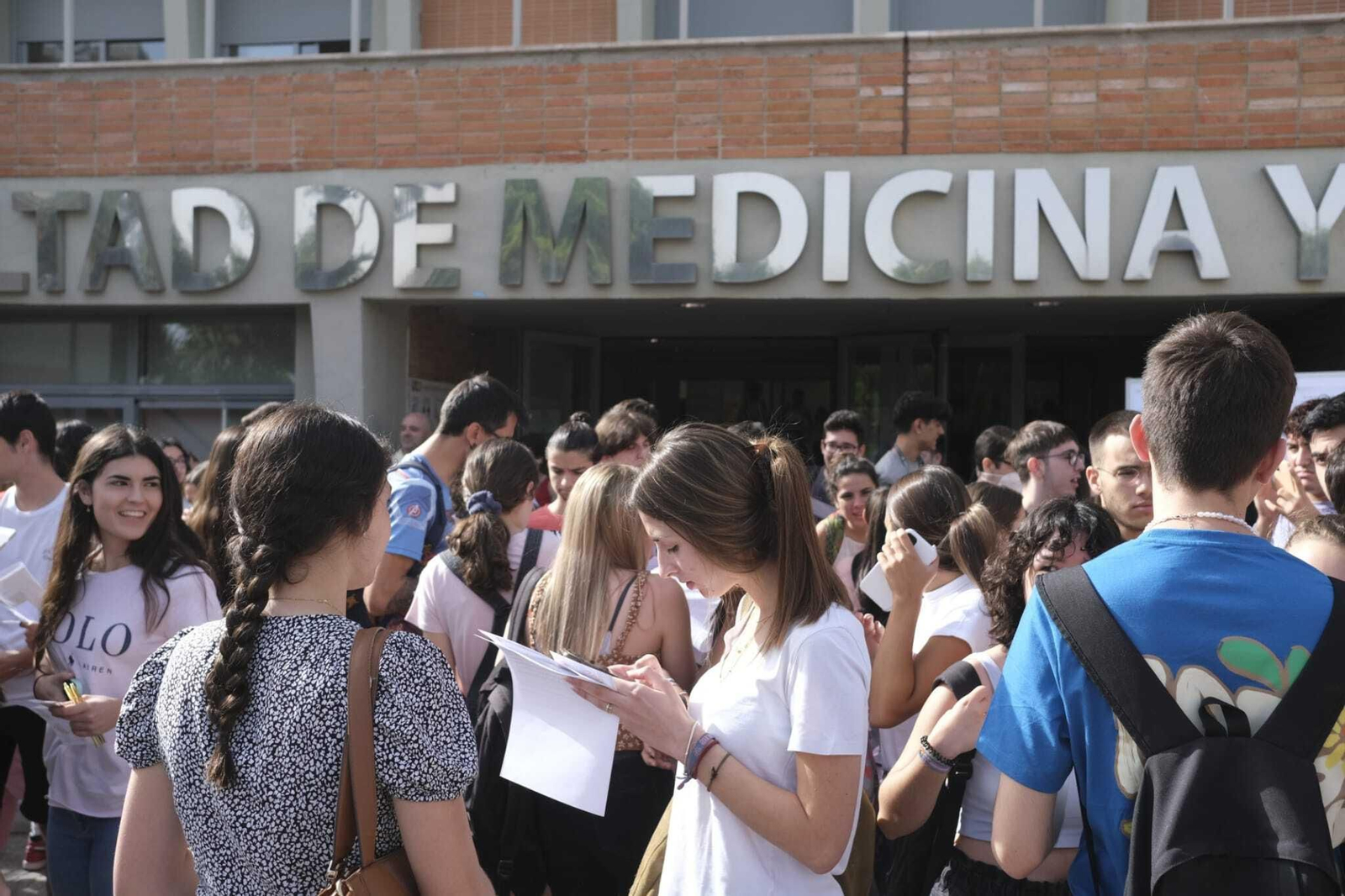 Alumnos tras el primer examen de la EBAU 2022.