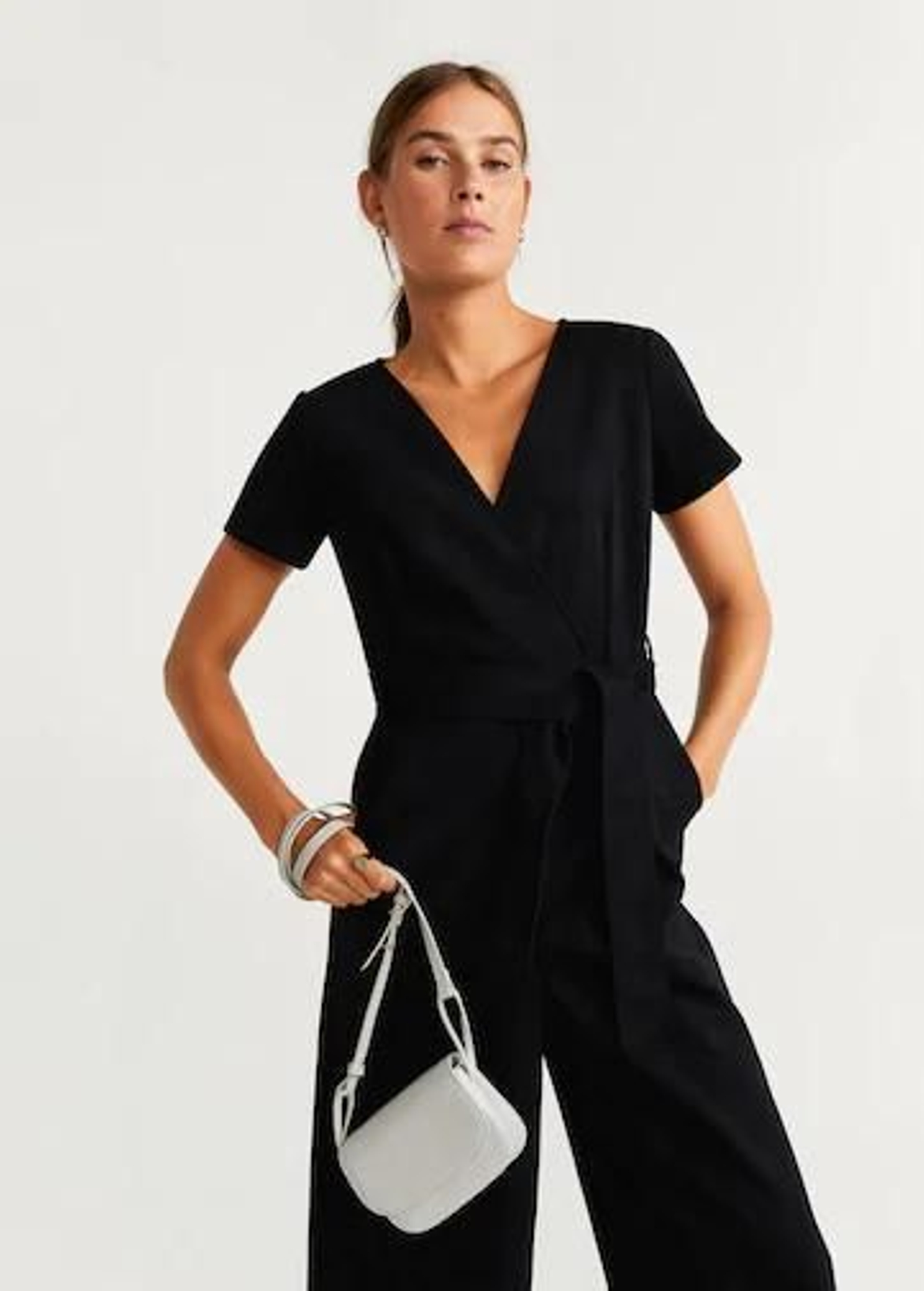 El mono negro básico de Mango outlet.