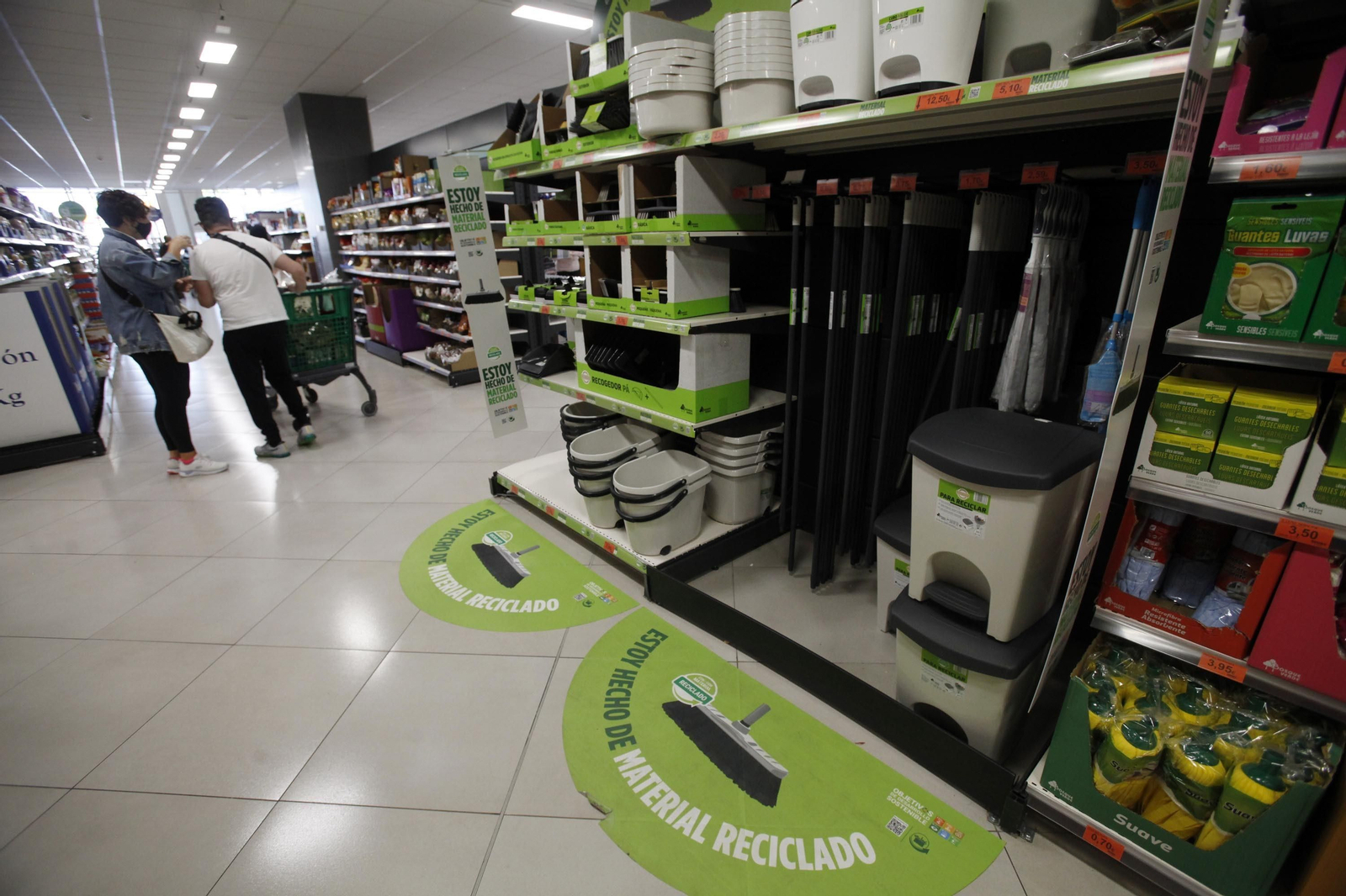 Imágenes del trabajo en la central logística de Mercadona