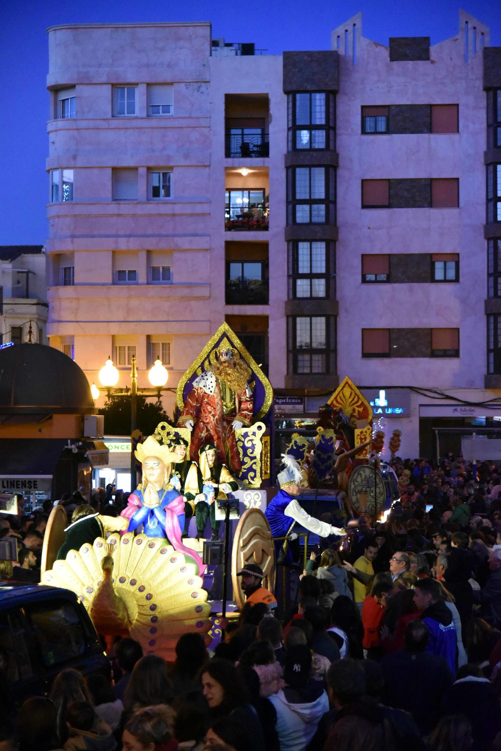 Cabalgata de Reyes magos en la Línea