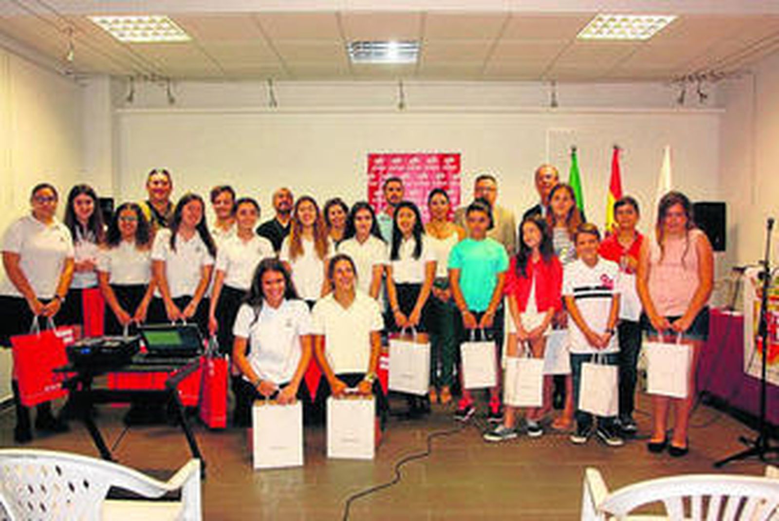 Alumnos del Sagrado Corazón recogen su premio.
