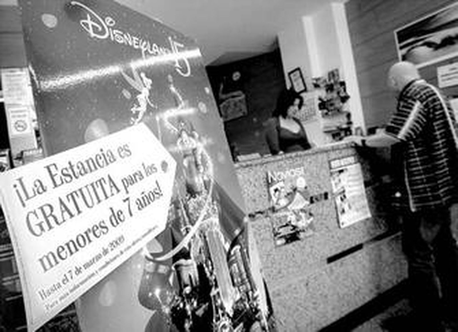 Promoción de viajes a Disneyland en una agencia gaditana.
