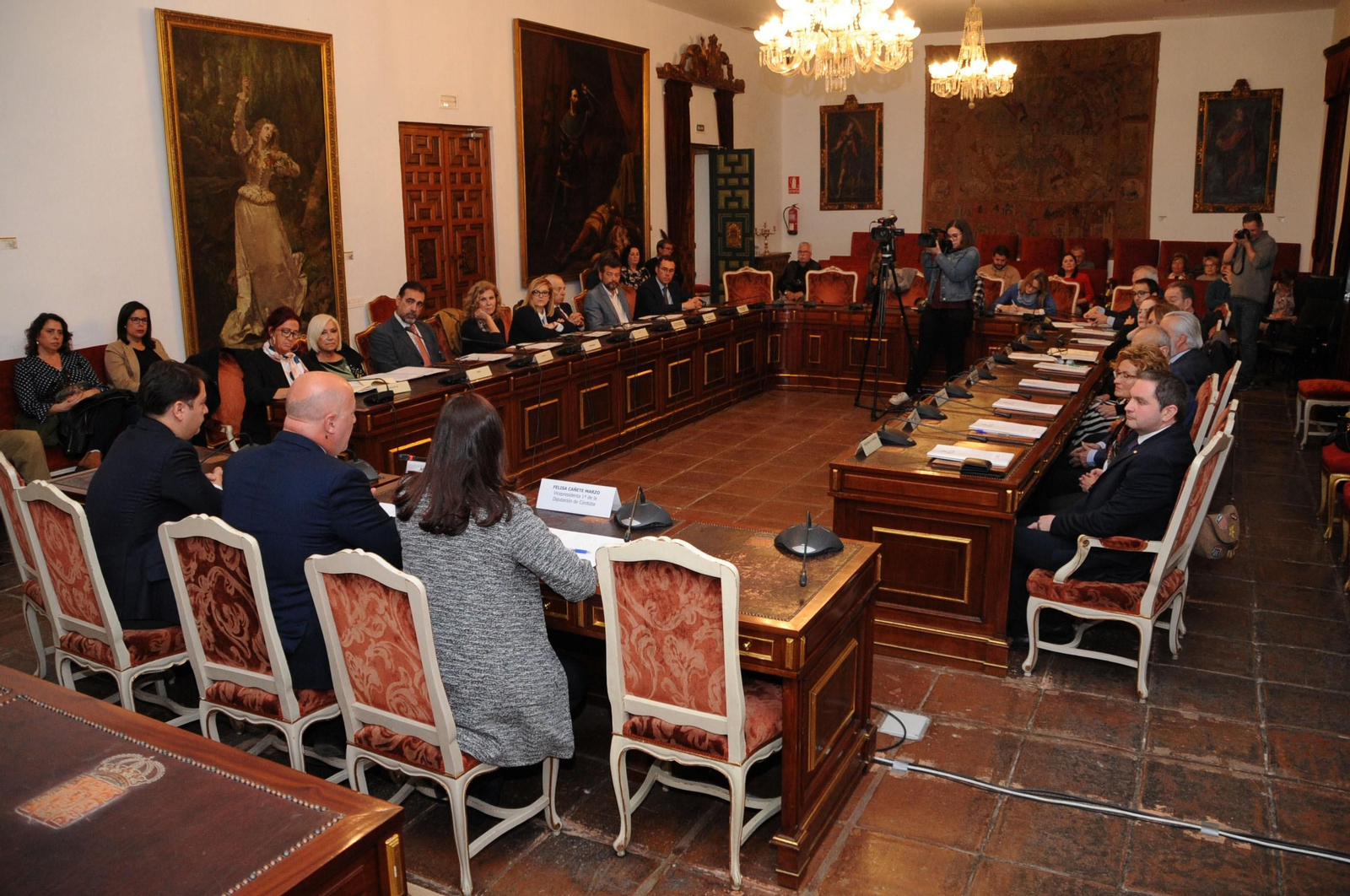 Un momento de la firma de los acuerdos en el Palacio de la Merced