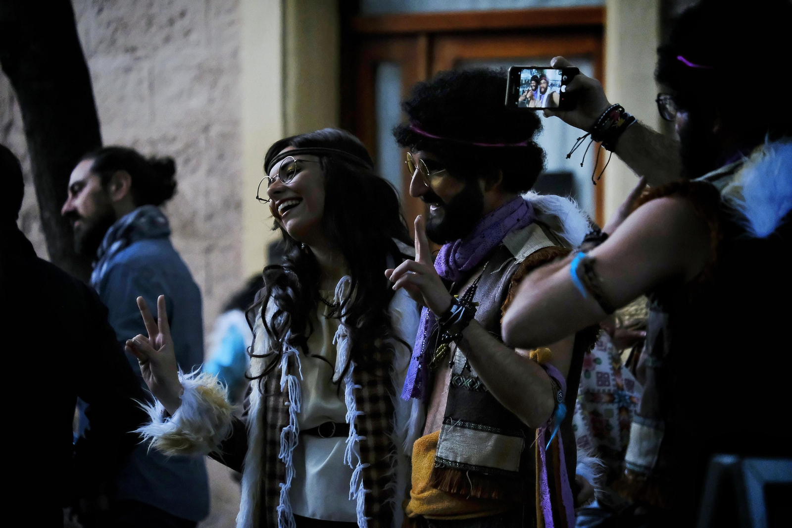 El hippies de 'La nueva era' haciendo pasacalles por el Mentidero.