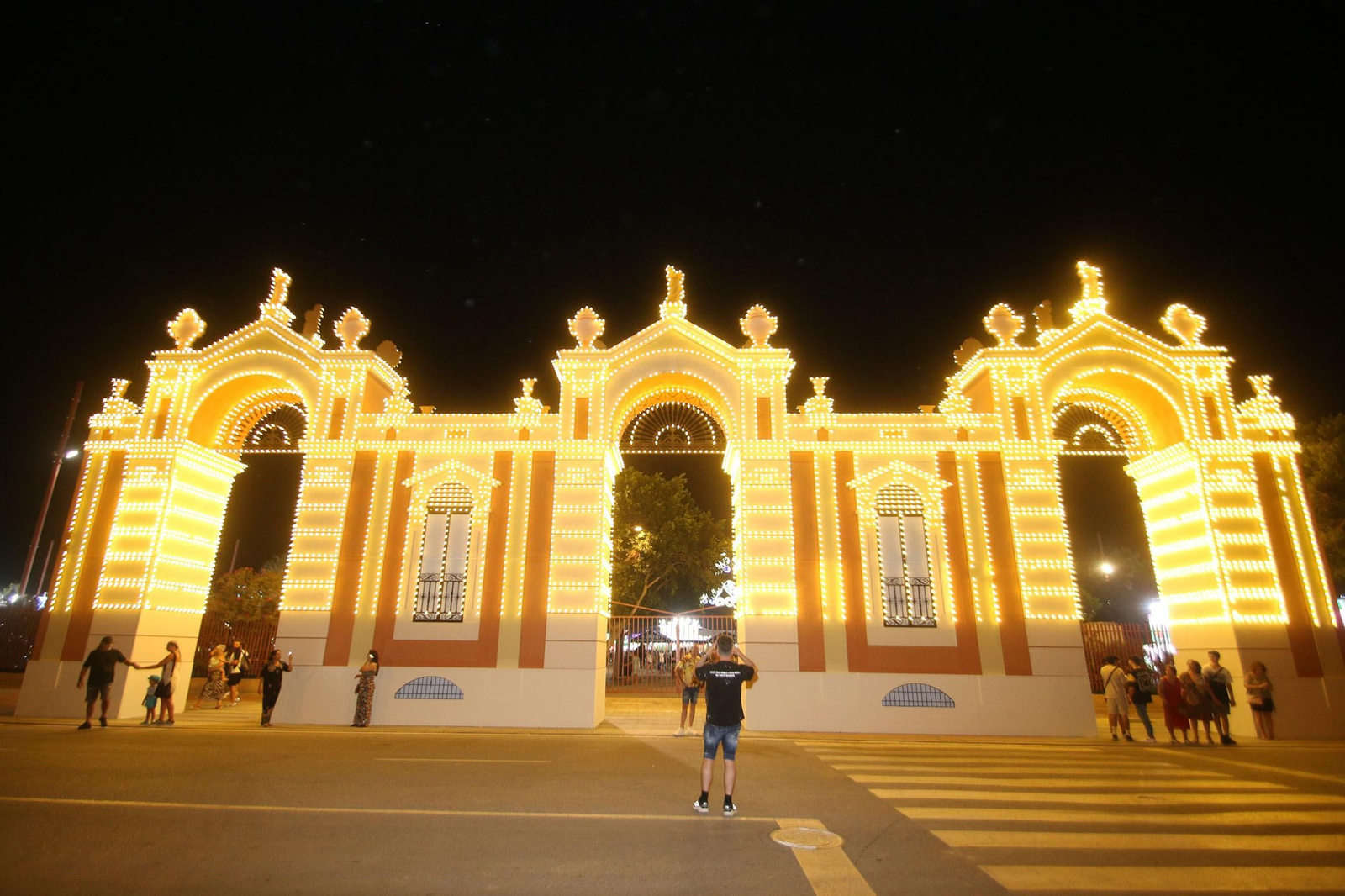 La Feria de Almería enciende sus luces