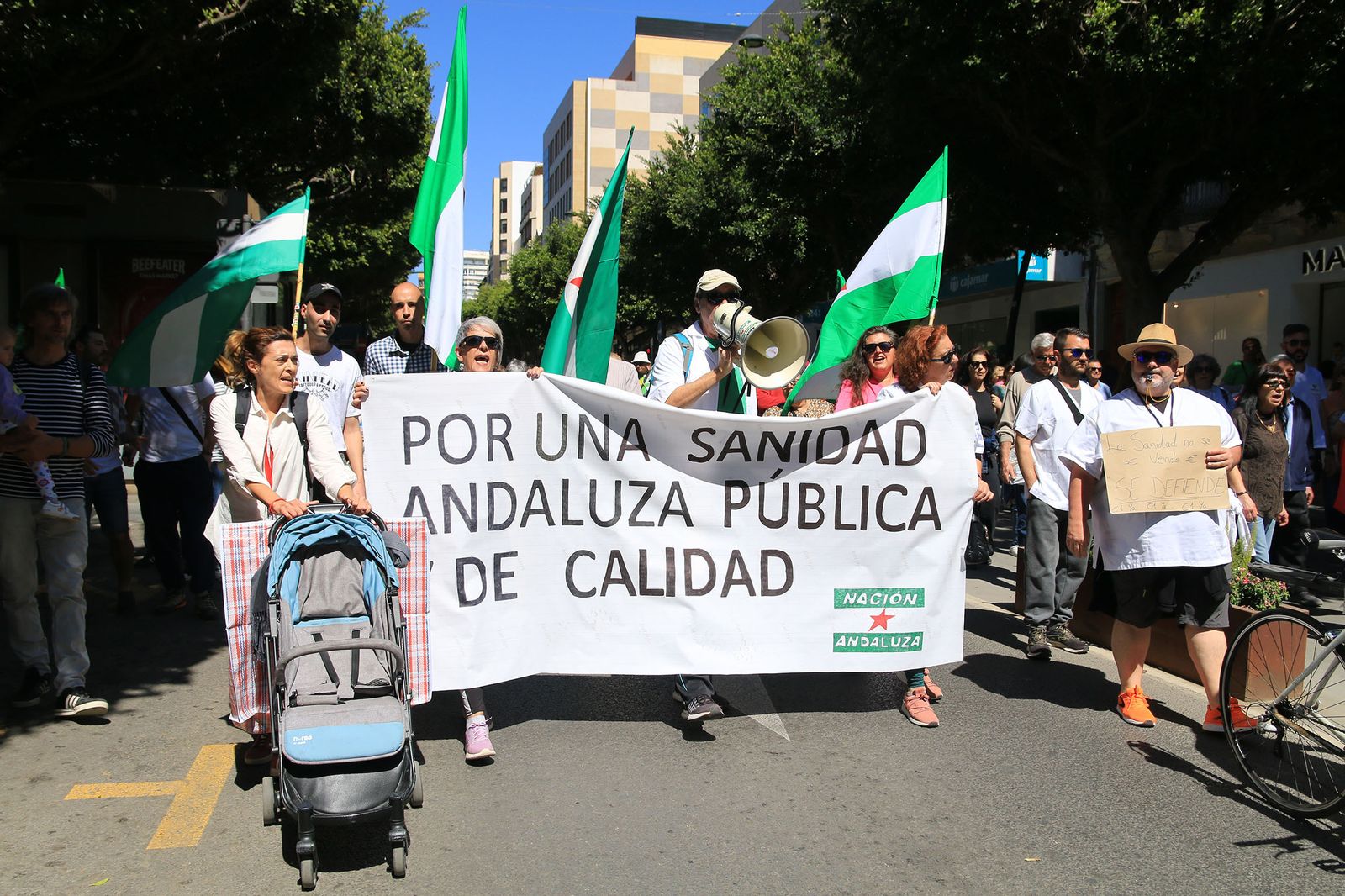 Los sanitarios de Almería se manifiestan contra la mala salud de la sanidad andaluza