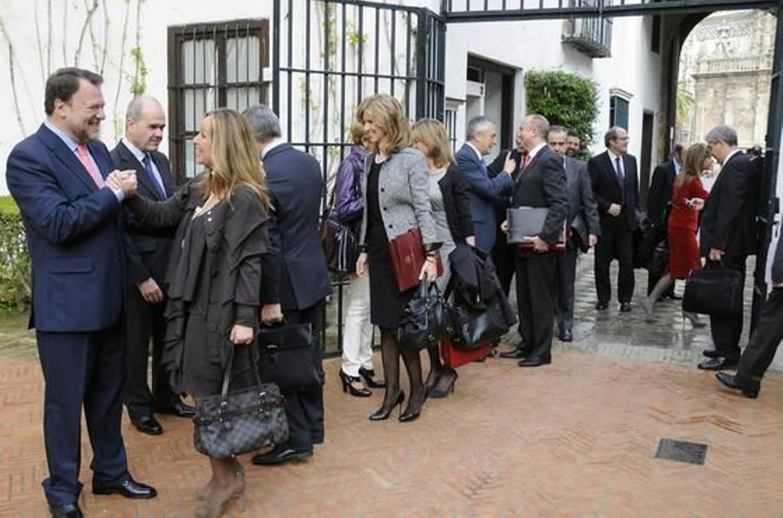 Monteseirín recibe a la ministra de Sanidad y Política Social, Trinidad Jiménez, seguida de otros miembros del Consejo.

Foto: Juan Carlos Vázquez