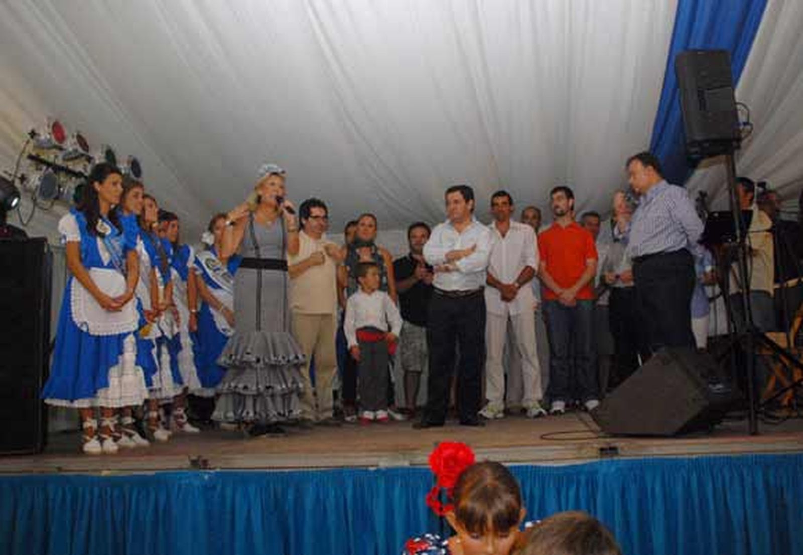 Ni el calor ni la posible resaca de la noche impidieron que las mujeres, ataviadas con sus trajes reglamentarios, llenaran el recinto ferial

Foto: Rioja-Nuria Reina
