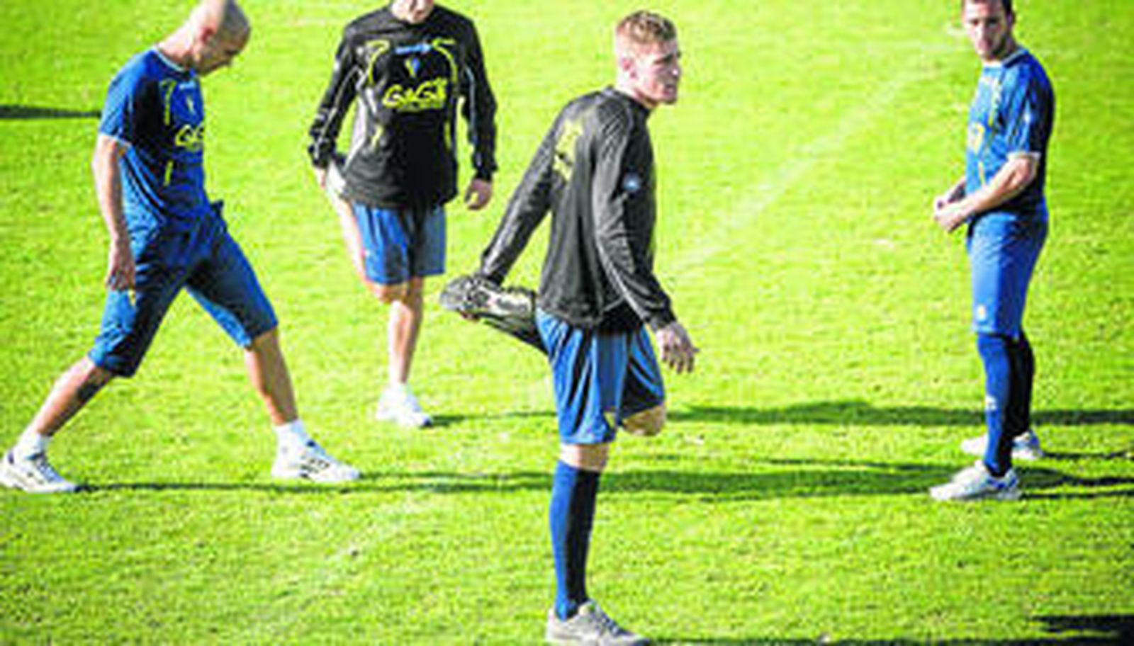 Raúl Albentosa hace estiramientos con una pierna durante un entrenamiento.