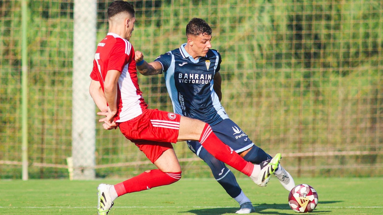 Juan María, uno de los zagueros que inició el partido del Córdoba CF ante el Al Arabi, en Oliva.