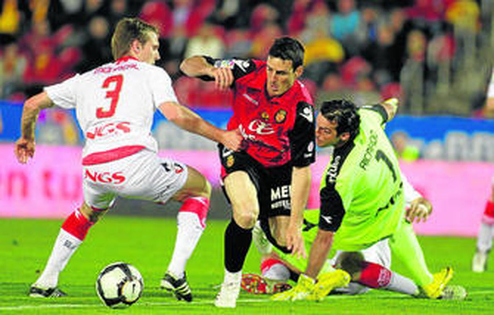 Aduriz trata de superar a Monreal y Ricardo en un ataque de los baleares.