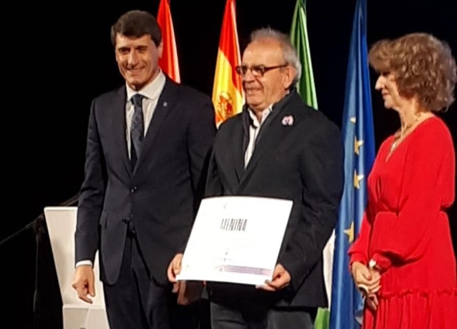 El alcalde recogiendo la distinción.